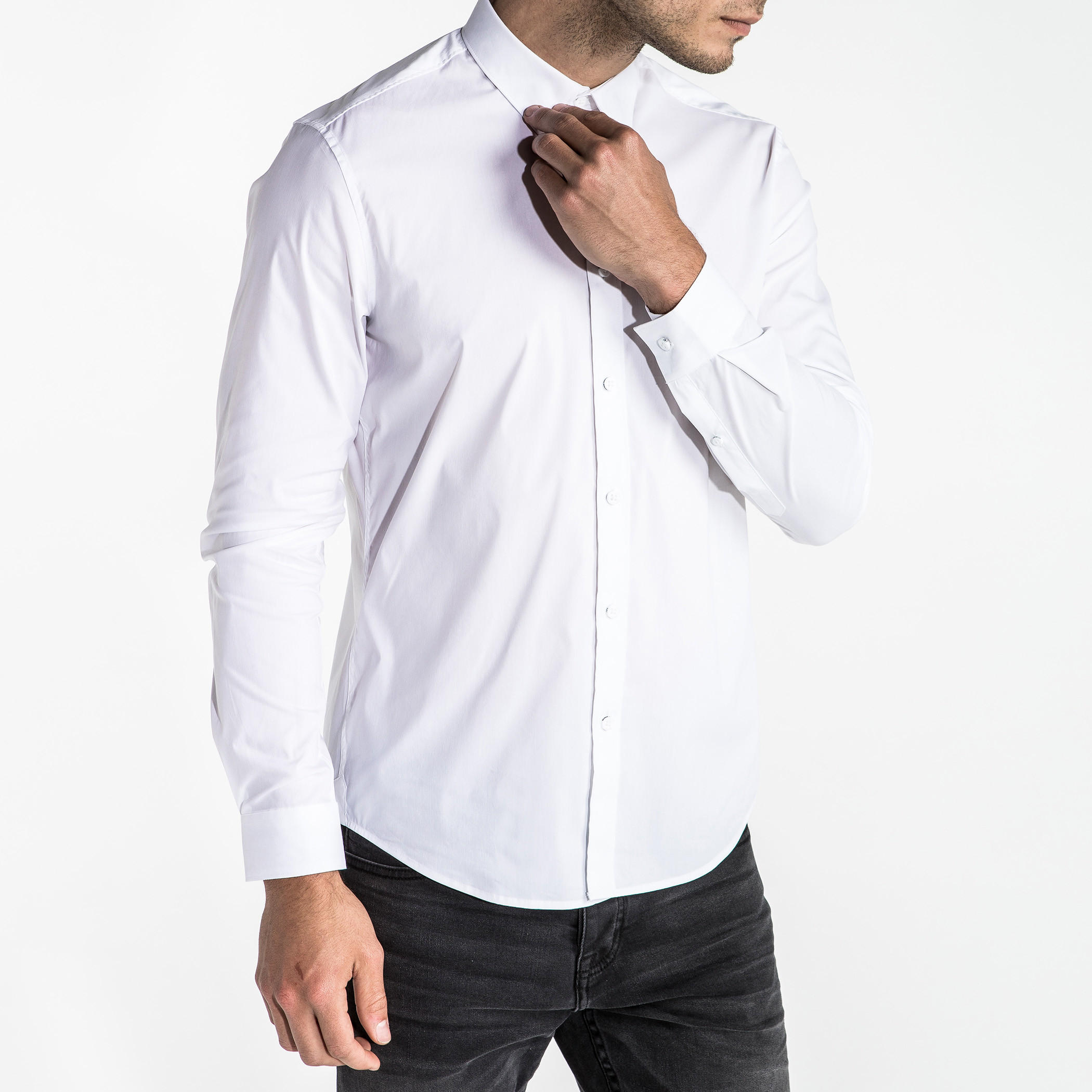 قميص بقصّة مطابقة للجسم وأكمام طويلة وأزرار-men-clothing-shirts-image-4