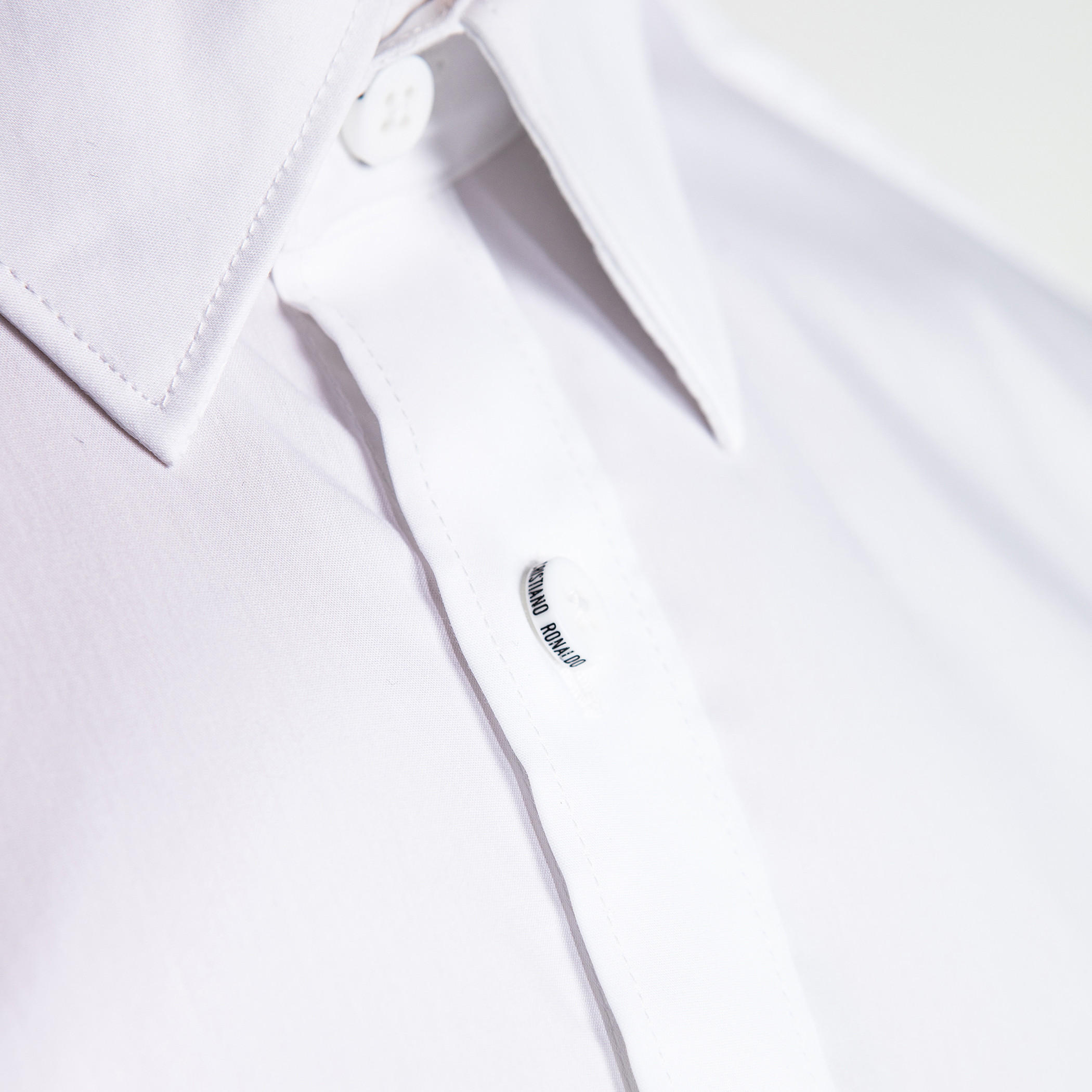 قميص بقصّة مطابقة للجسم وأكمام طويلة وأزرار-men-clothing-shirts-image-7