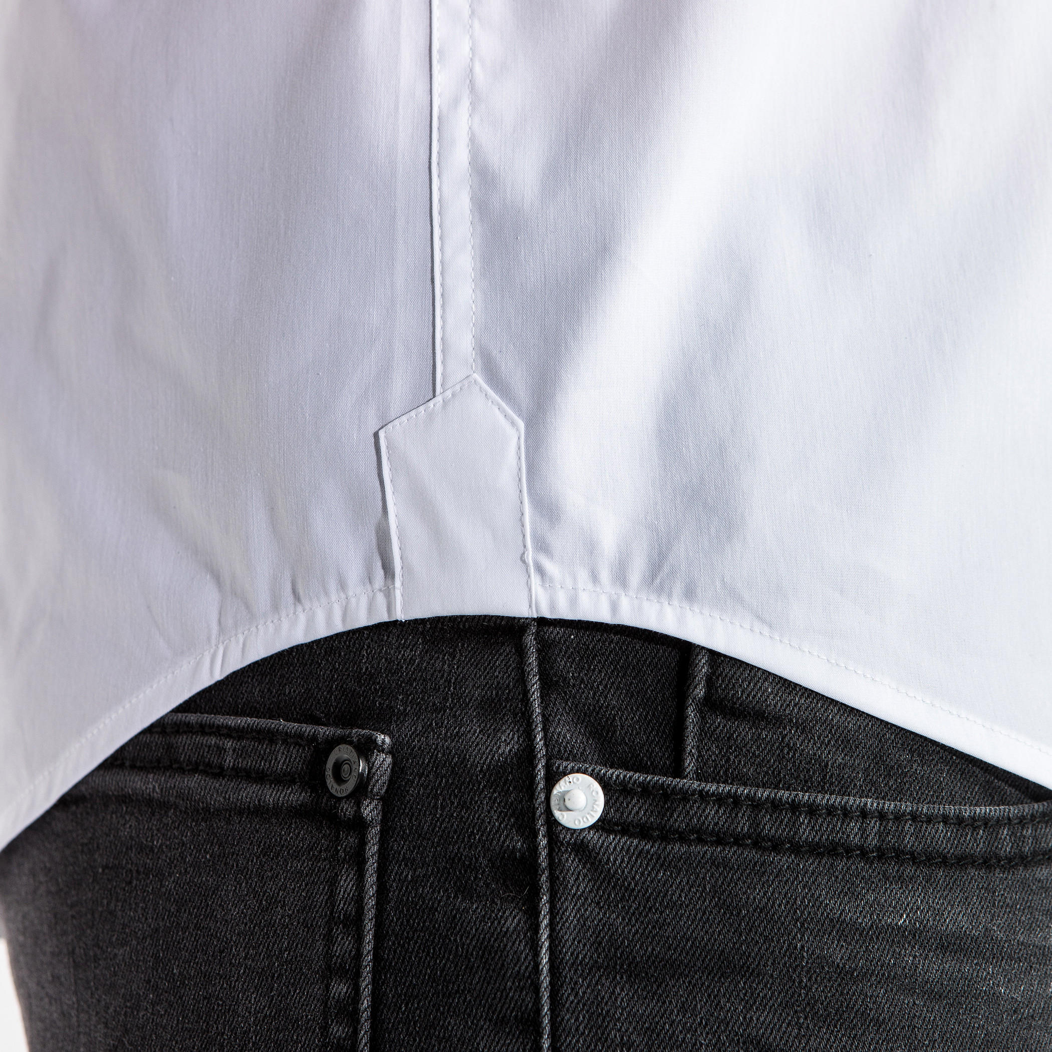 قميص بقصّة مطابقة للجسم وأكمام طويلة وأزرار-men-clothing-shirts-image-8