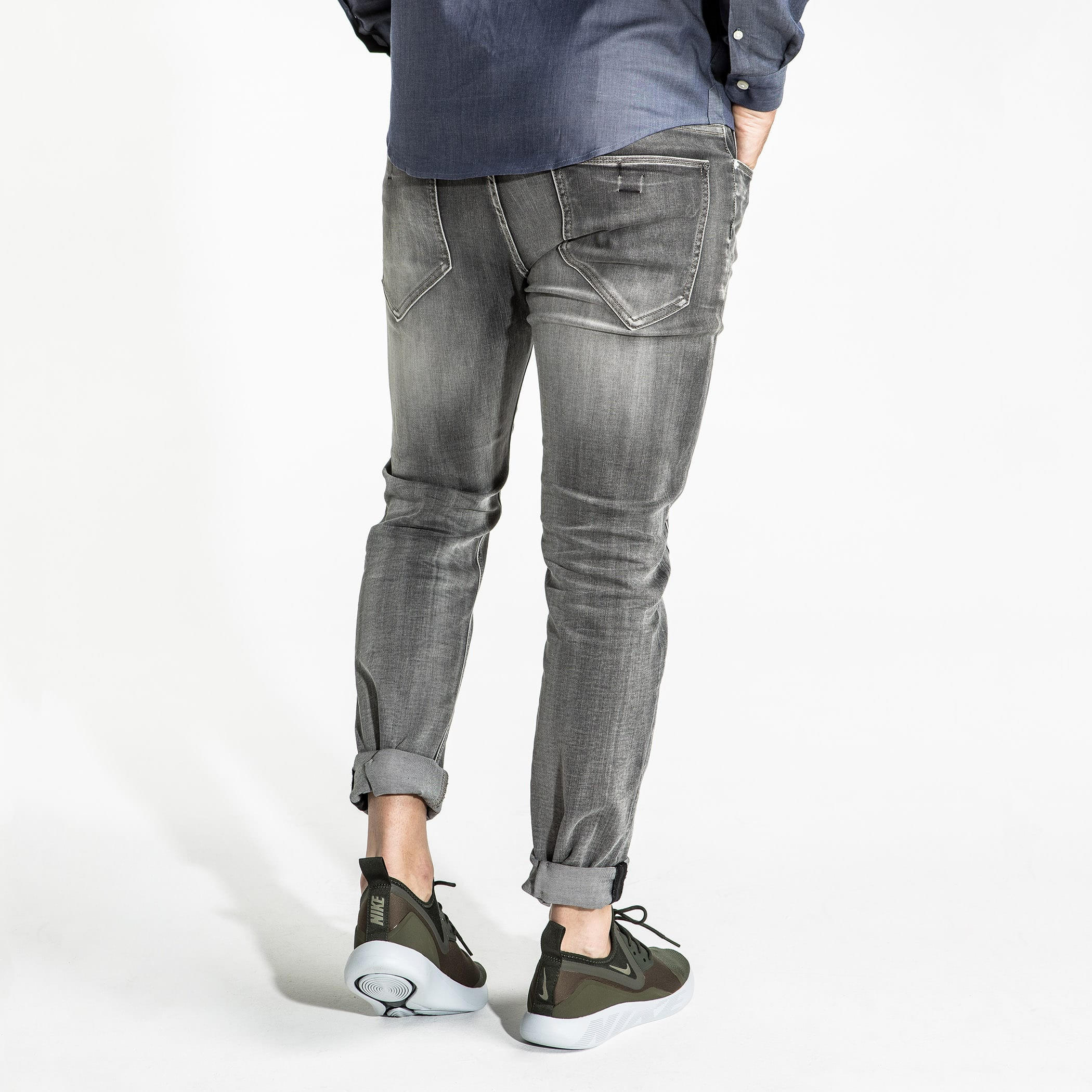 بنطال جينز طويل بتفاصيل جيب-men-clothing-bottoms-jeans-image-3