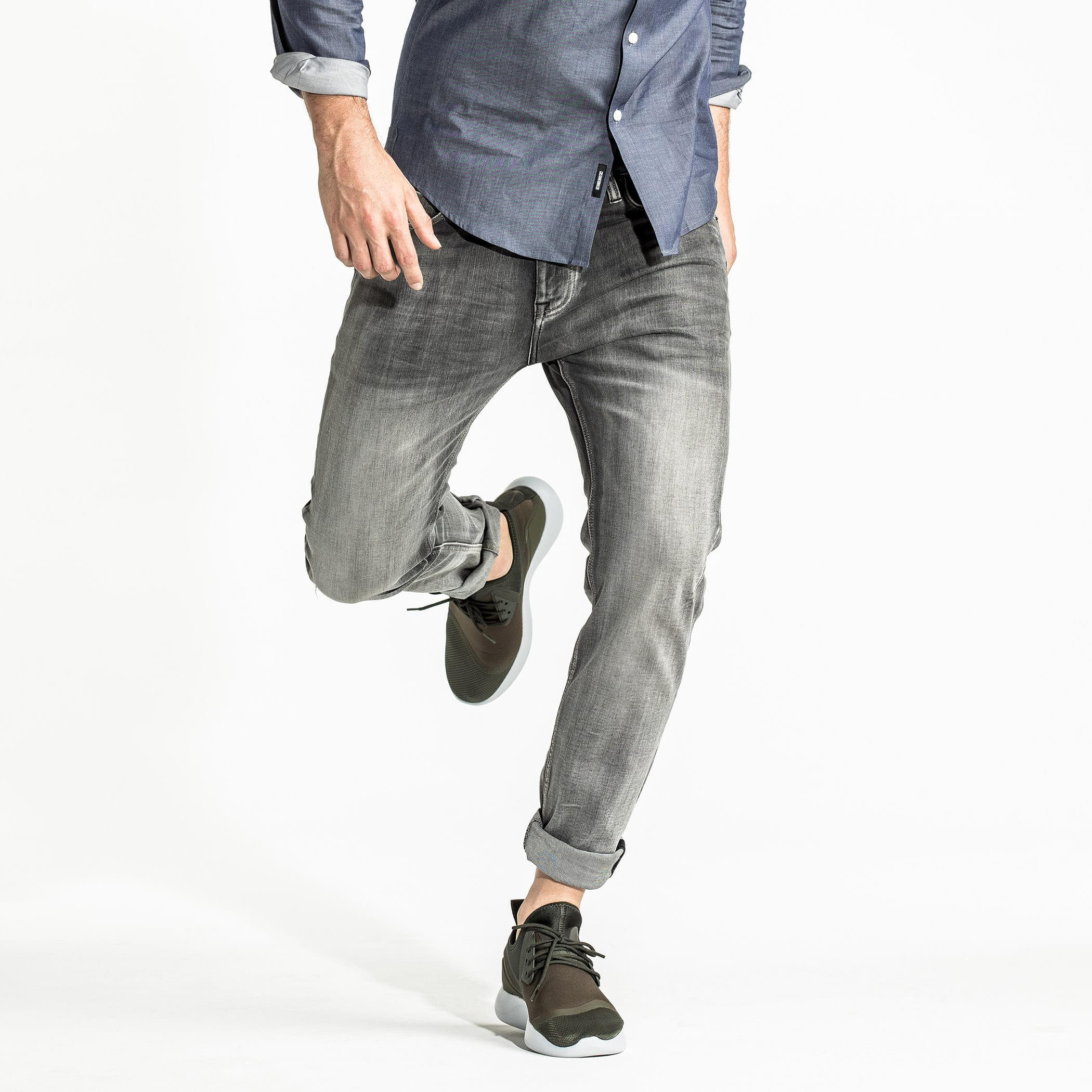 بنطال جينز طويل بتفاصيل جيب-men-clothing-bottoms-jeans-image-5