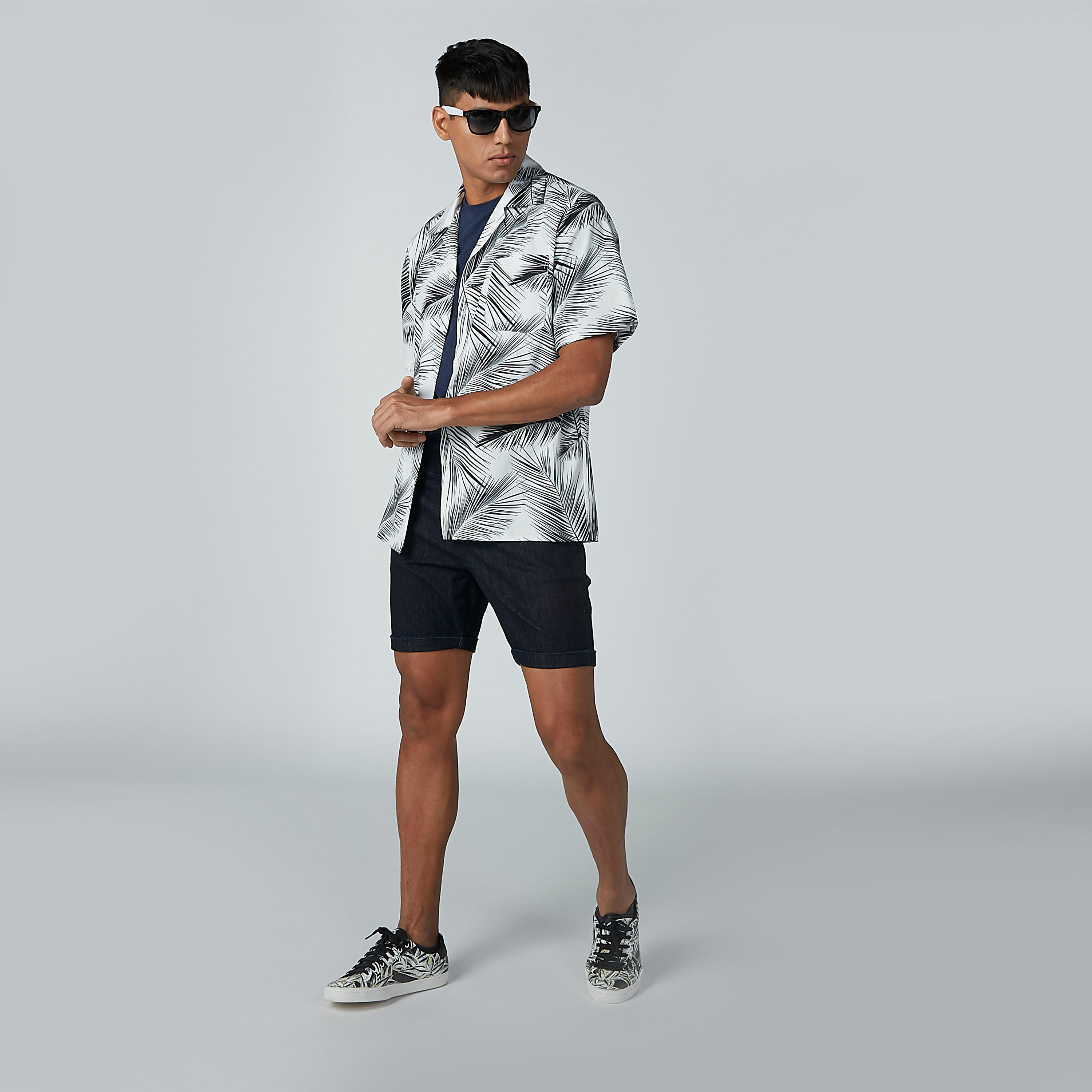 شورت دينم بجيوب-men-clothing-bottoms-shorts-image-1