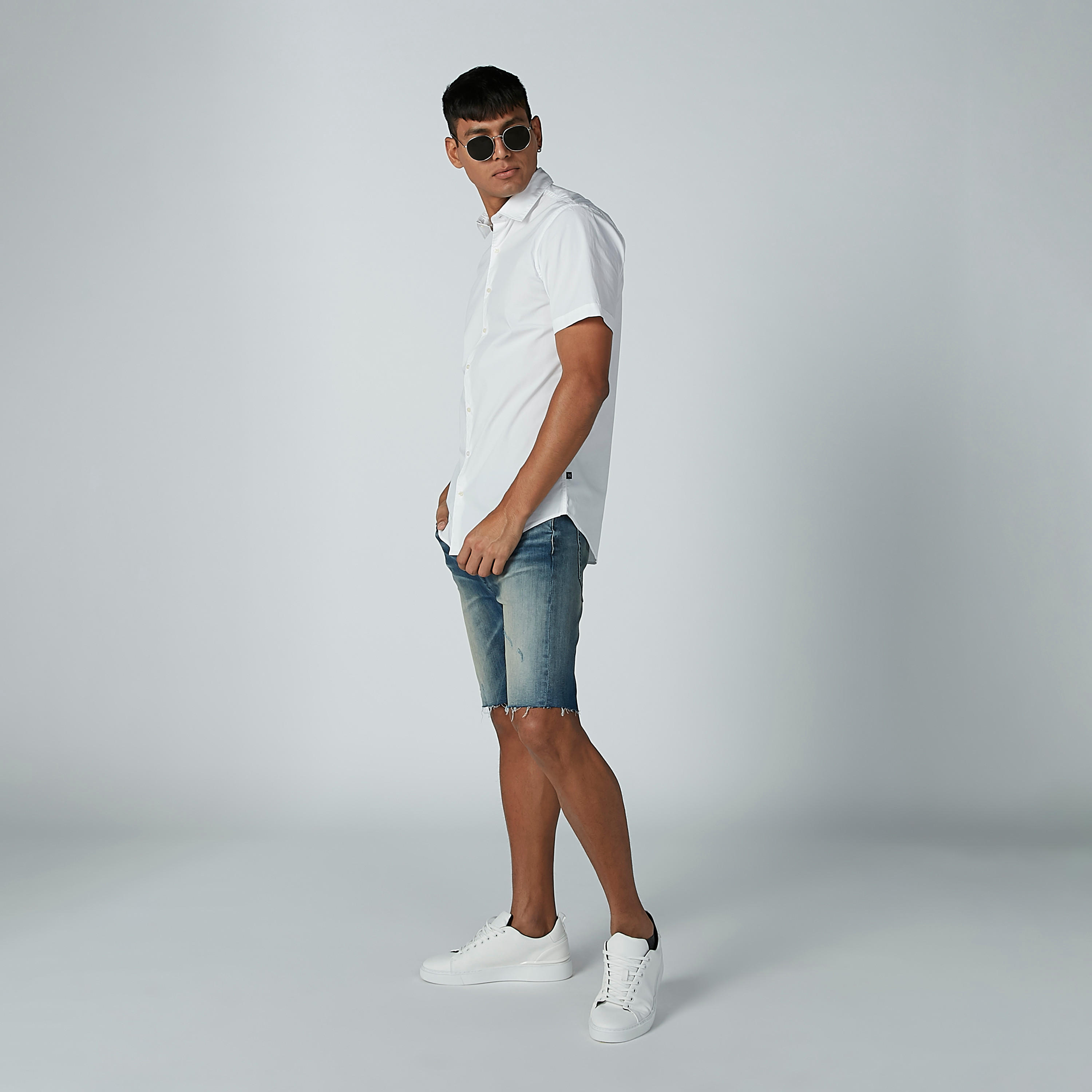 شورت دينم بتفاصيل جيب من سي آر 7-men-clothing-bottoms-shorts-image-2