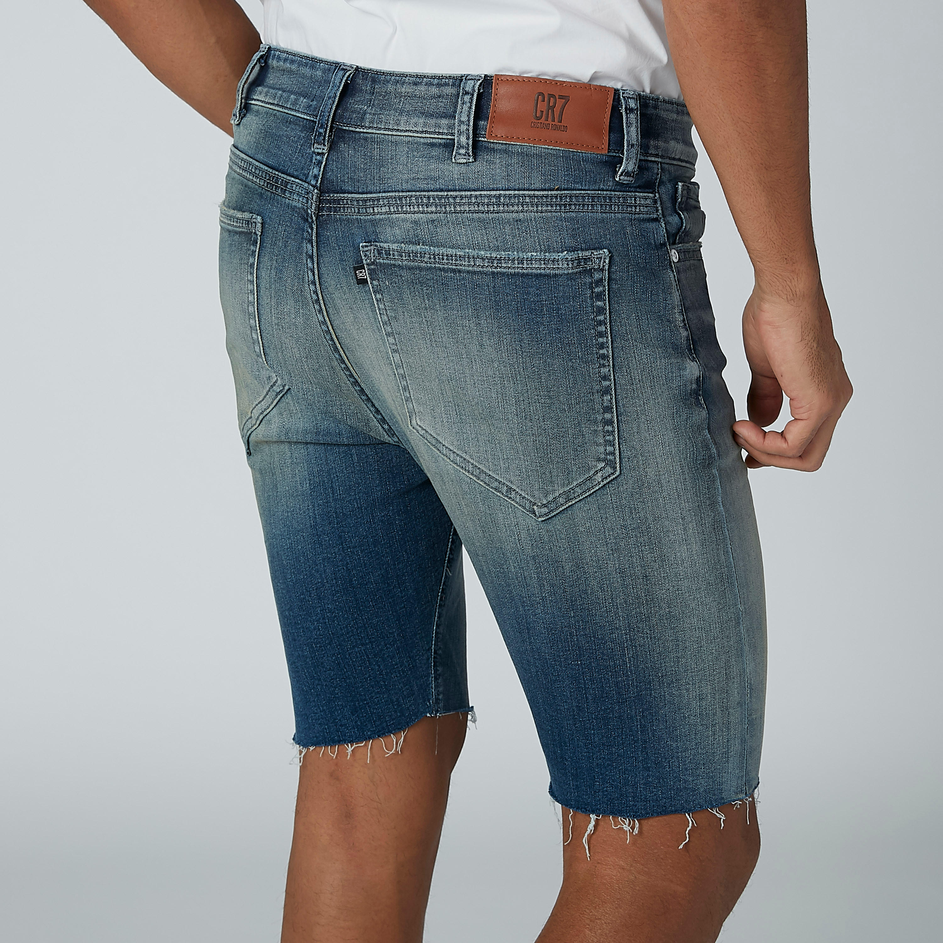 شورت دينم بتفاصيل جيب من سي آر 7-men-clothing-bottoms-shorts-image-3