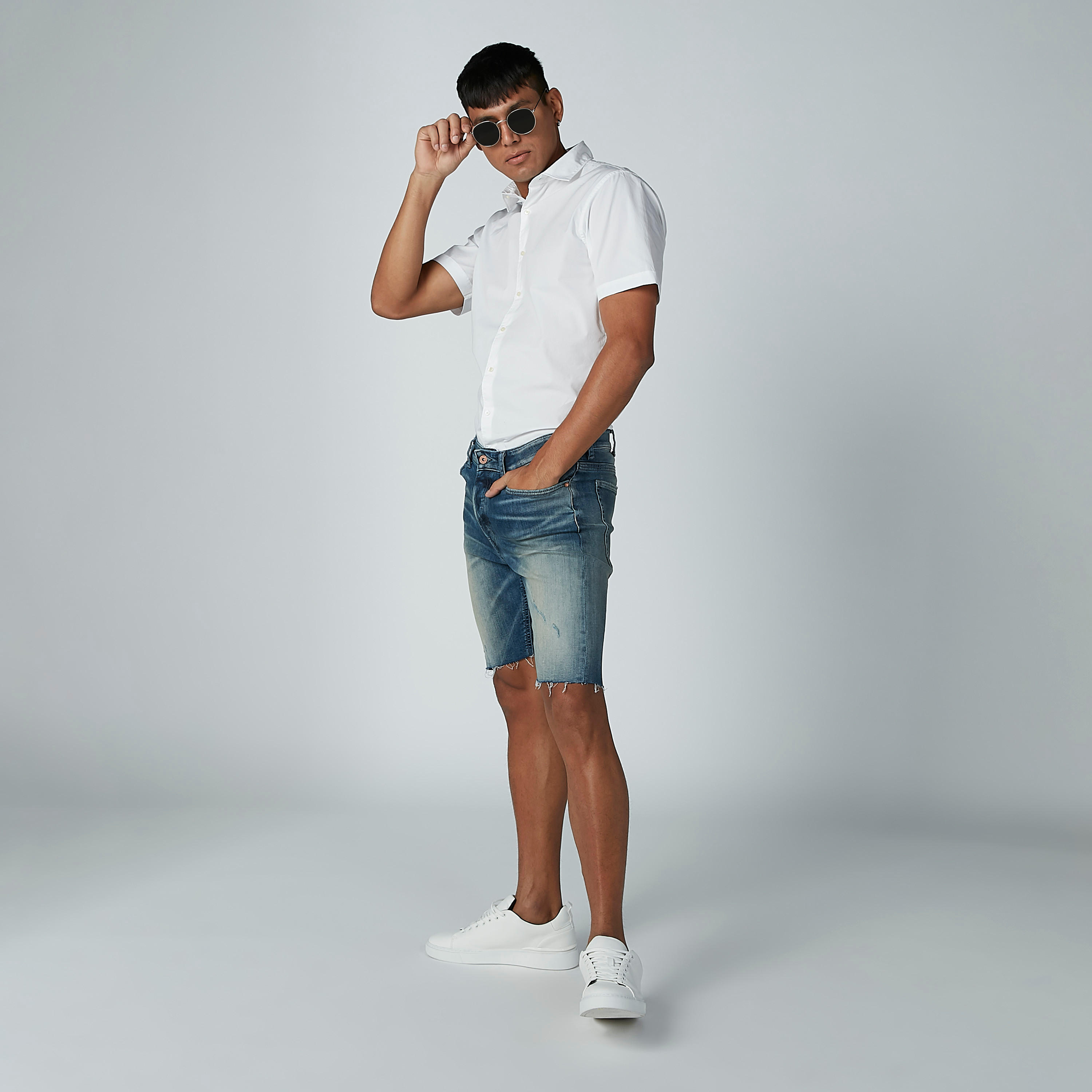 شورت دينم بتفاصيل جيب من سي آر 7-men-clothing-bottoms-shorts-image-4