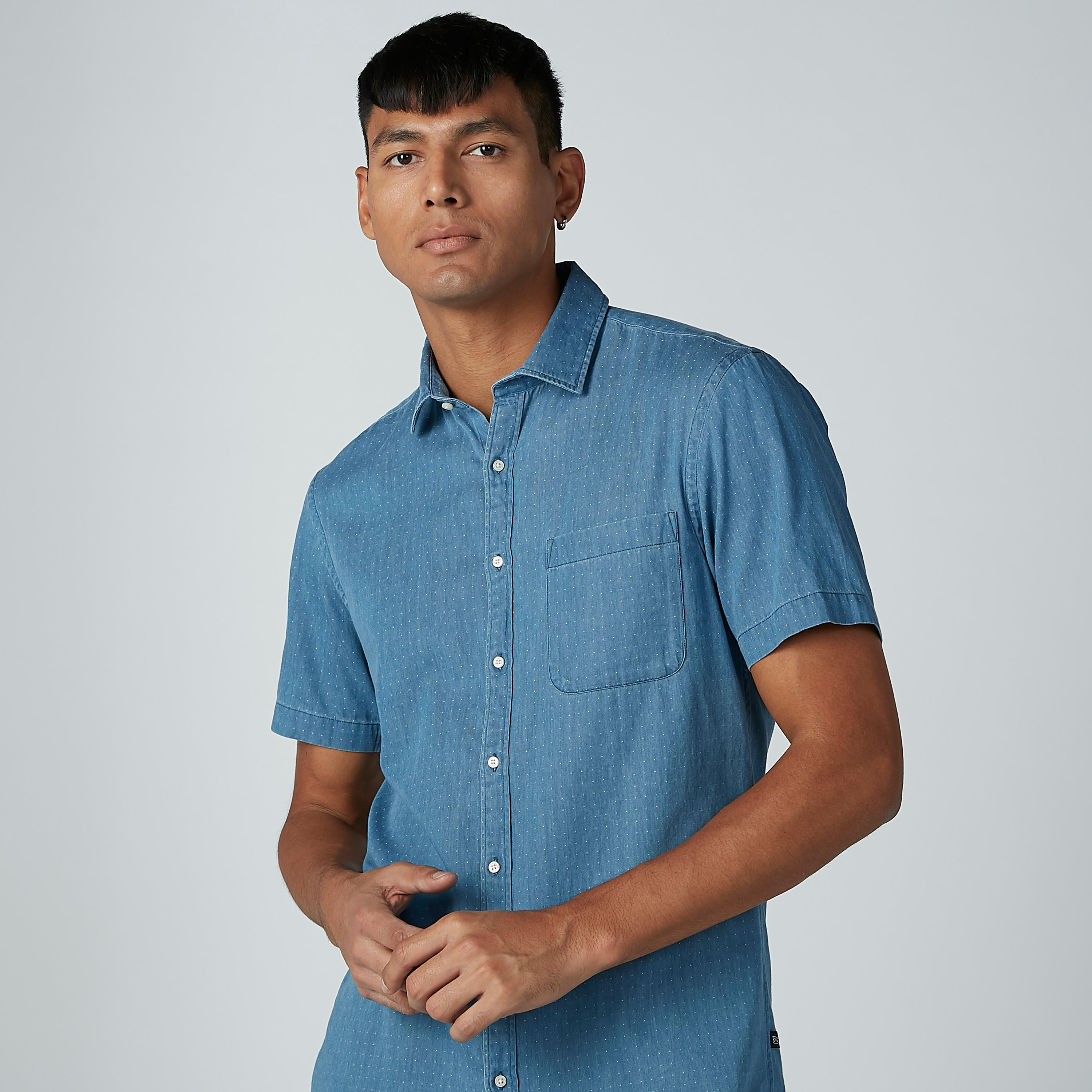 قميص بأكمام قصيرة وجيب على الصدر-men-clothing-shirts-image-2