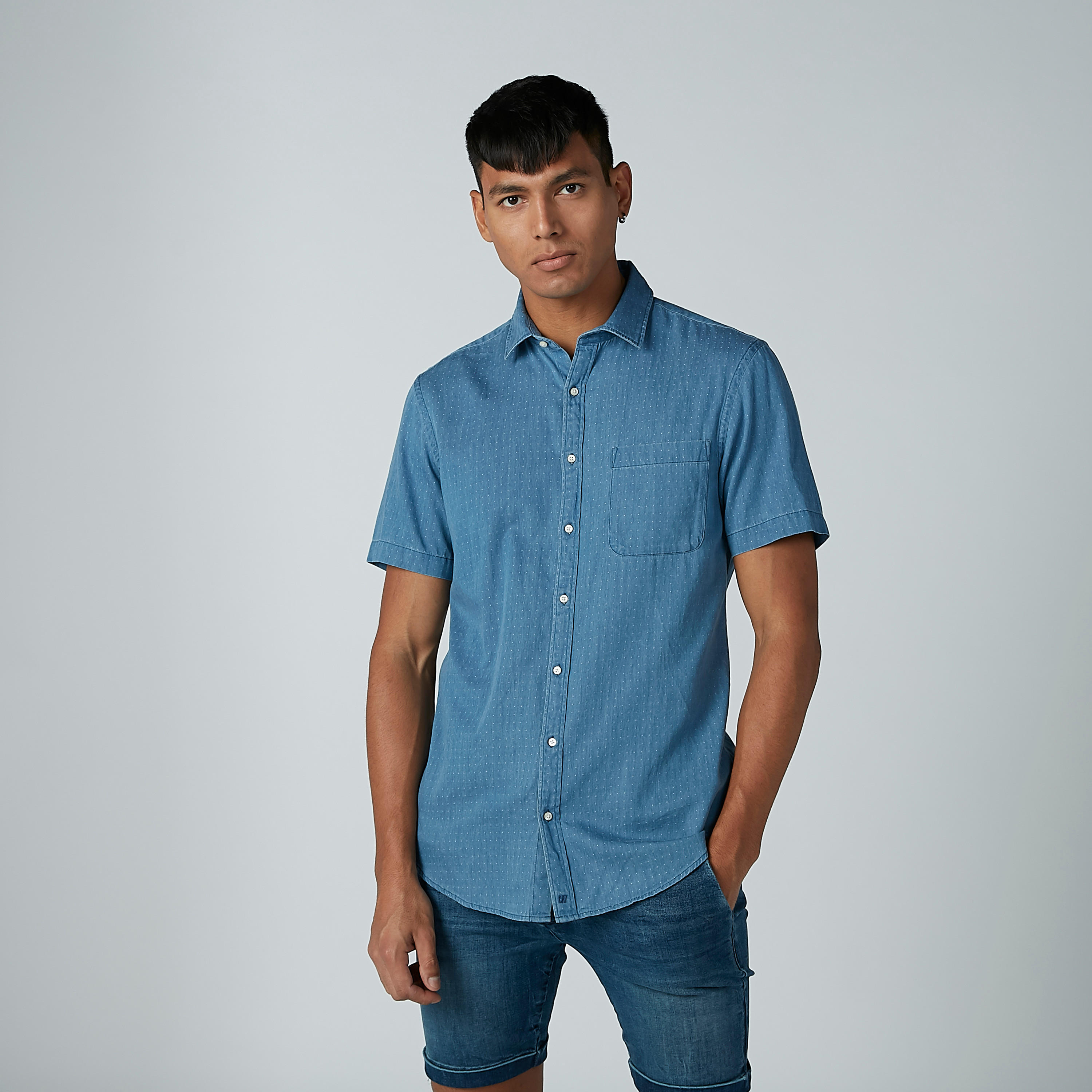 قميص بأكمام قصيرة وجيب على الصدر-men-clothing-shirts-image-3