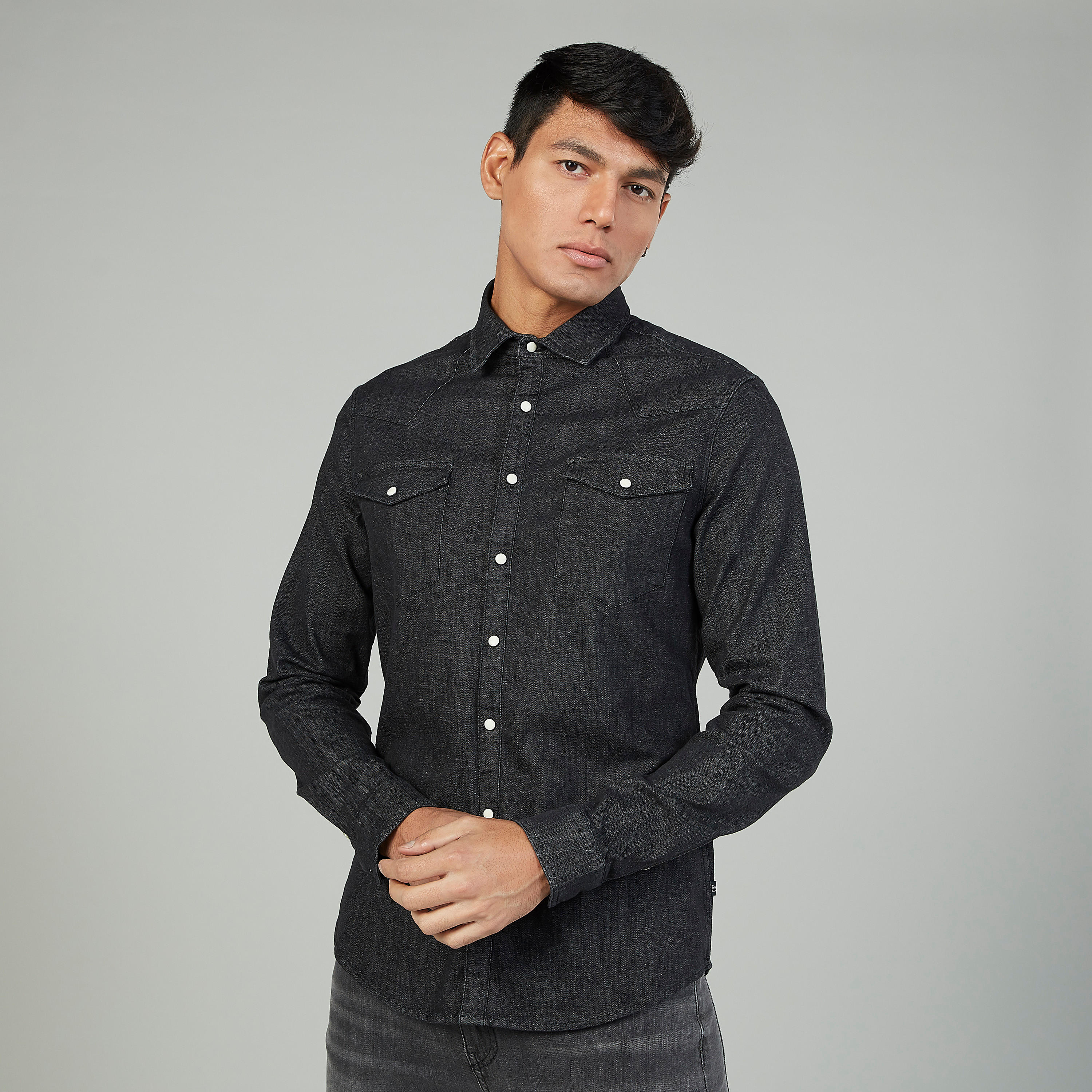 قميص بارز الملمس بأكمام طويلة وجيوب بطيّة-men-clothing-shirts-image-1