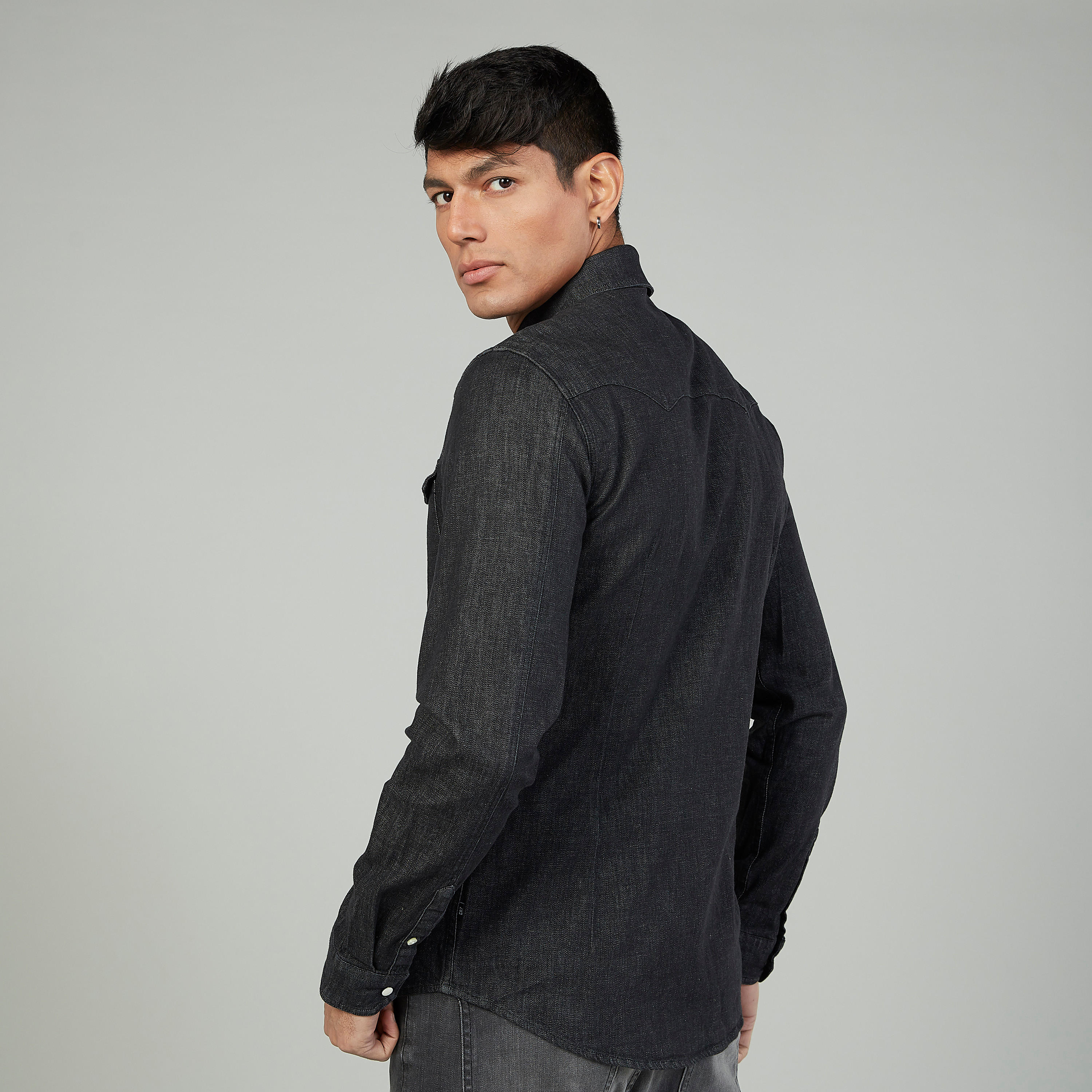 قميص بارز الملمس بأكمام طويلة وجيوب بطيّة-men-clothing-shirts-image-4