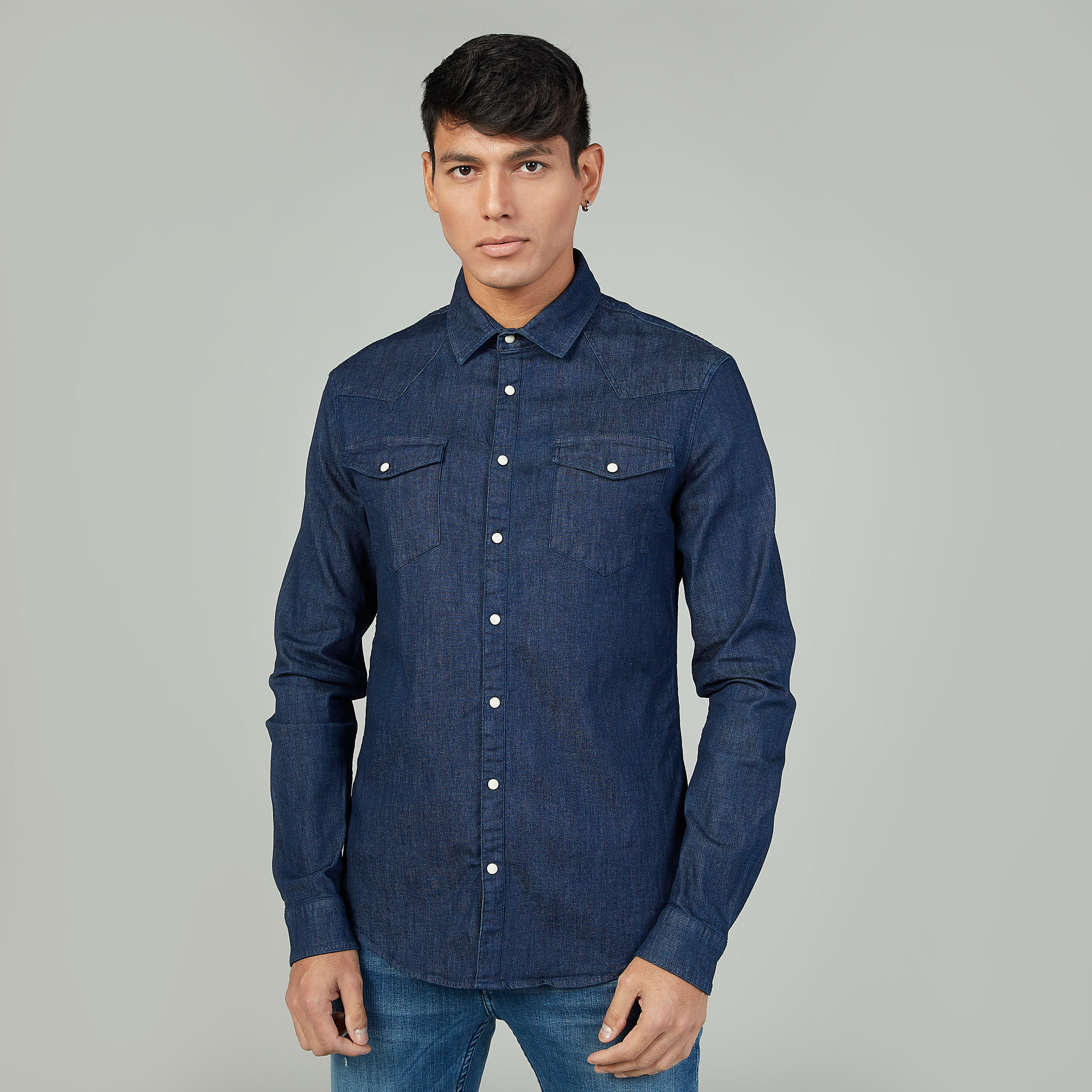 قميص دنيم بارز الملمس بأكمام طويلة وجيوب بطيّة-men-clothing-shirts-image-1
