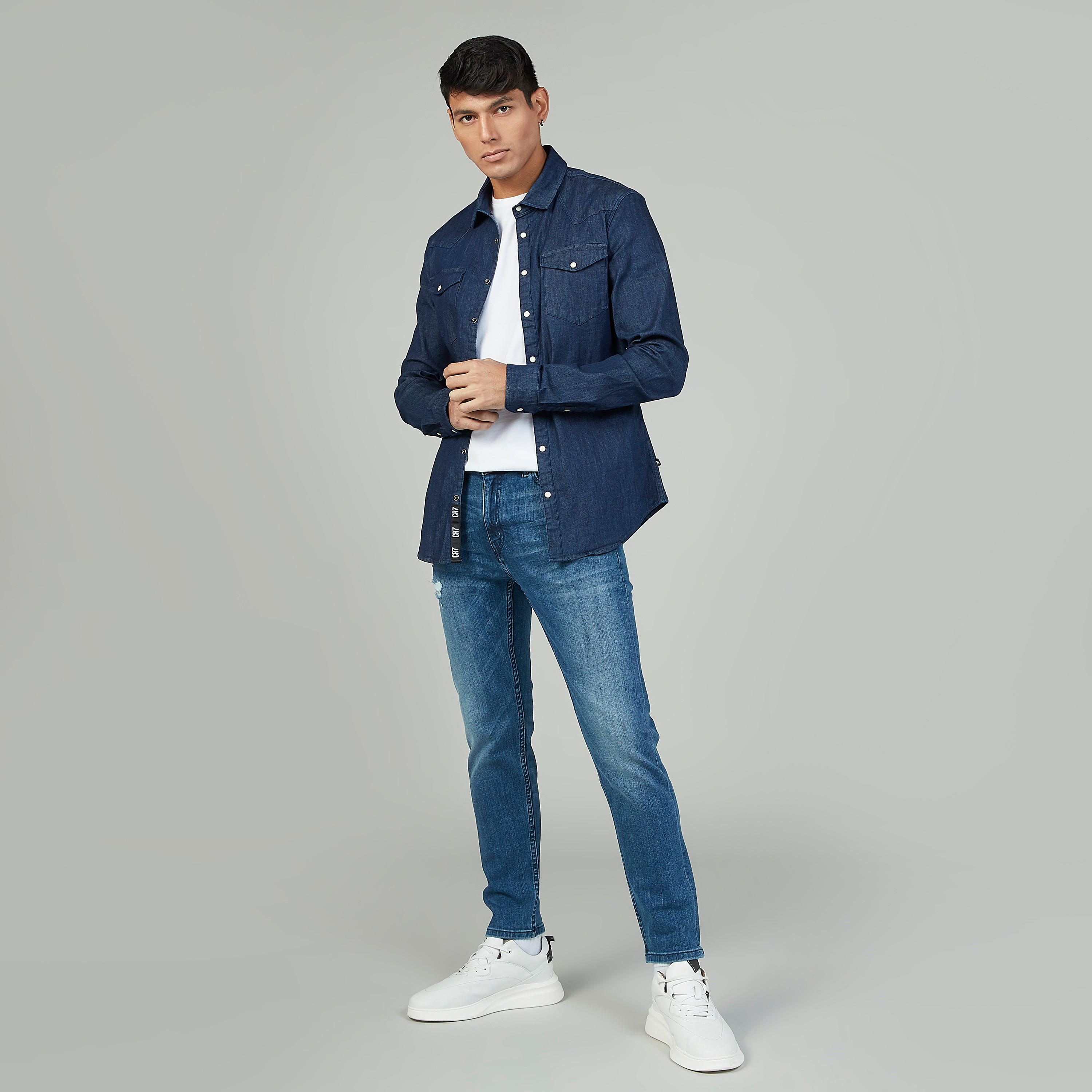 قميص دنيم بارز الملمس بأكمام طويلة وجيوب بطيّة-men-clothing-shirts-image-2