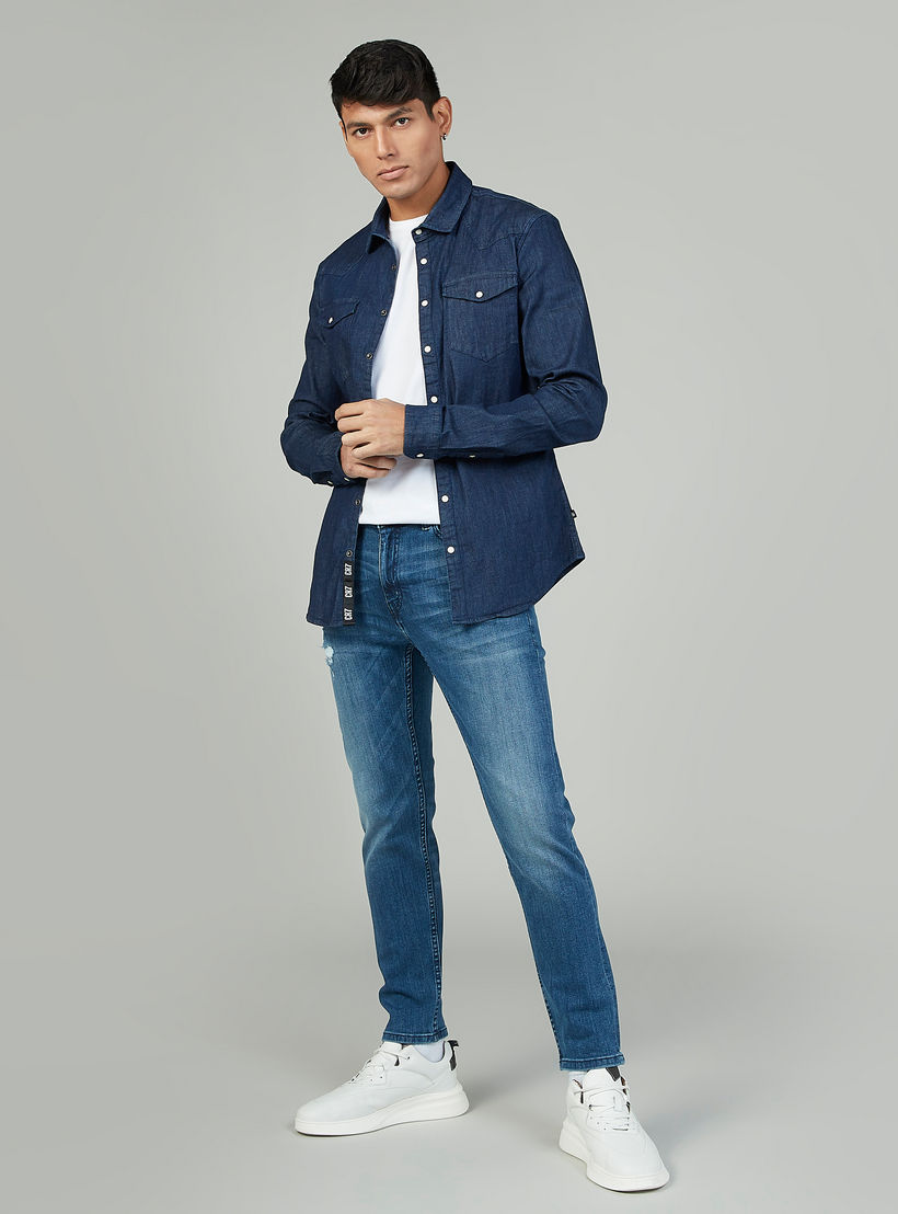 قميص دنيم بارز الملمس بأكمام طويلة وجيوب بطيّة-men-clothing-shirts-image-2