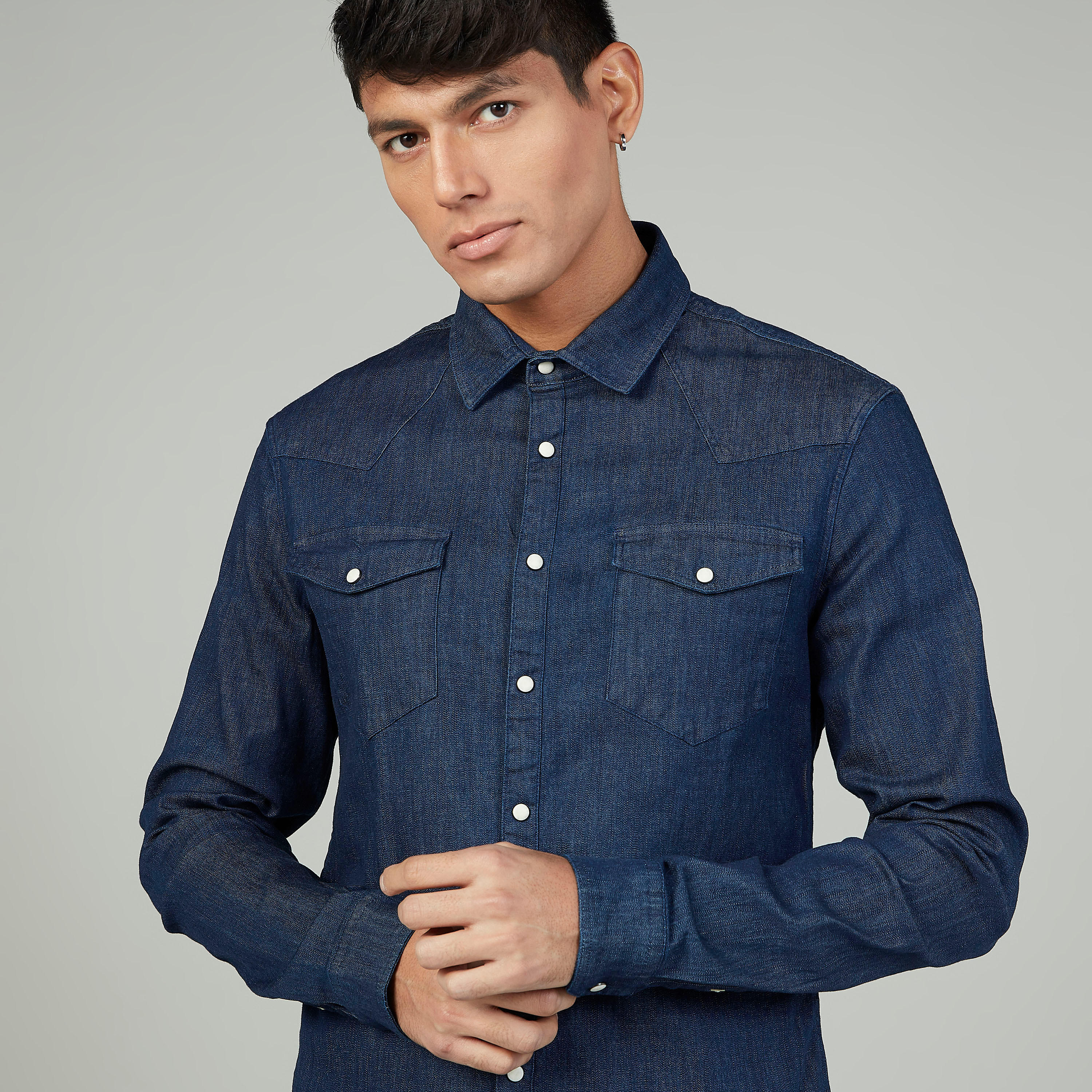 قميص دنيم بارز الملمس بأكمام طويلة وجيوب بطيّة-men-clothing-shirts-image-3
