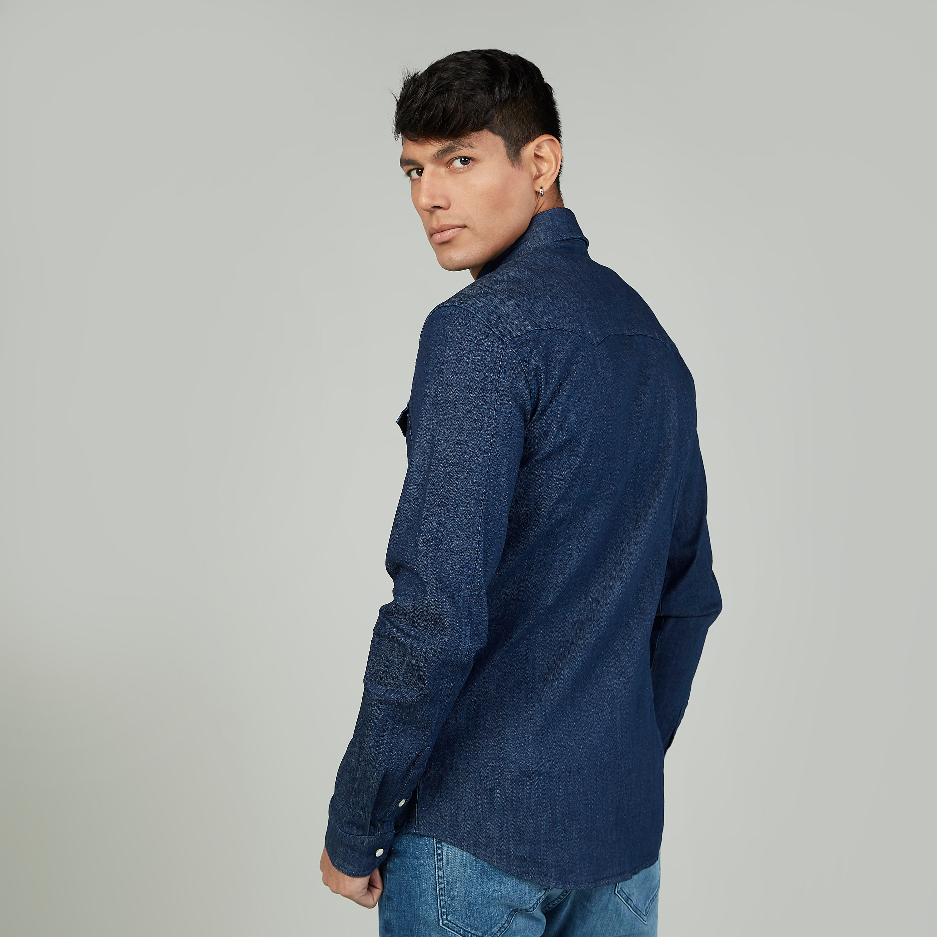 قميص دنيم بارز الملمس بأكمام طويلة وجيوب بطيّة-men-clothing-shirts-image-4