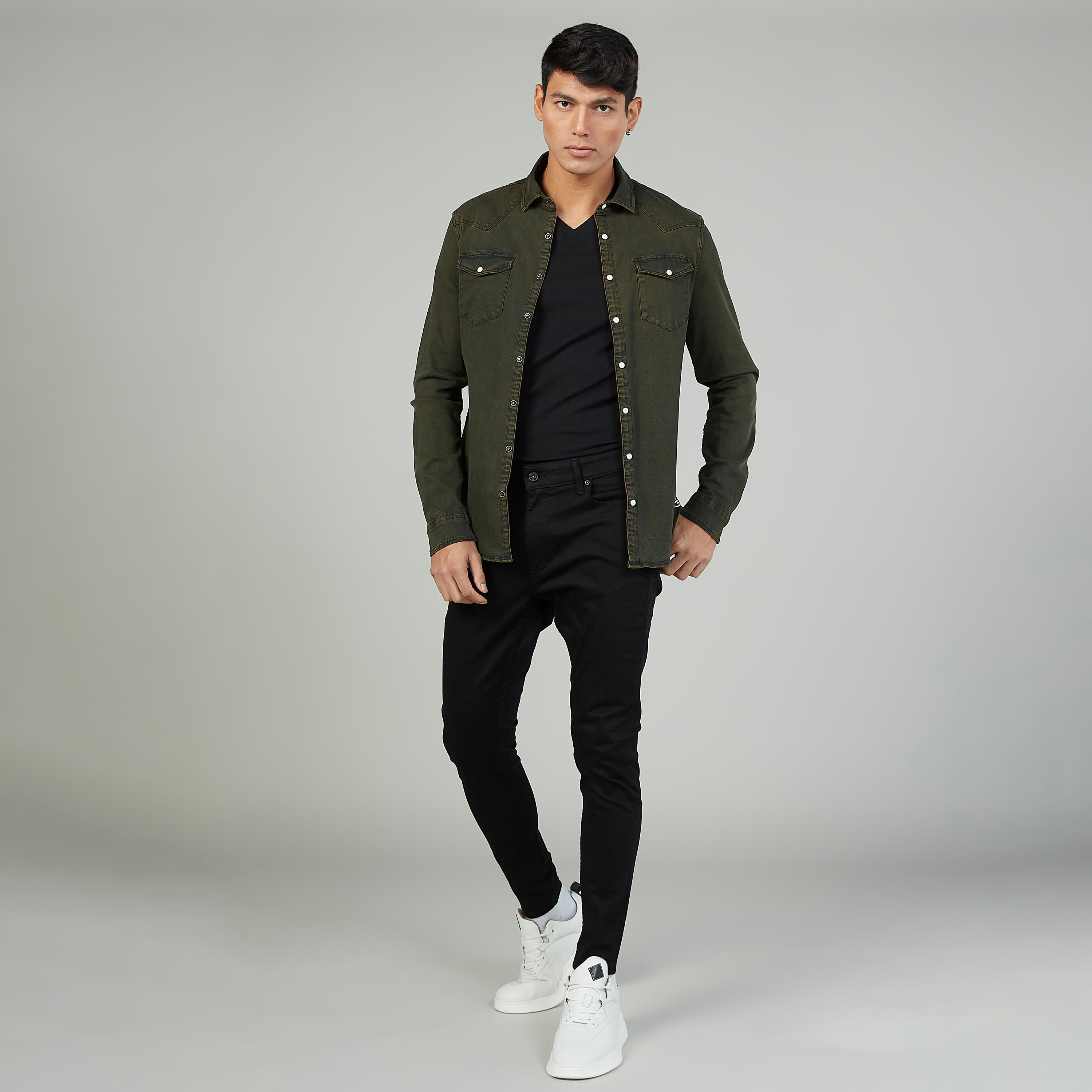 قميص سادة بطية بأزرار وتفاصيل شريطة-men-clothing-shirts-image-2