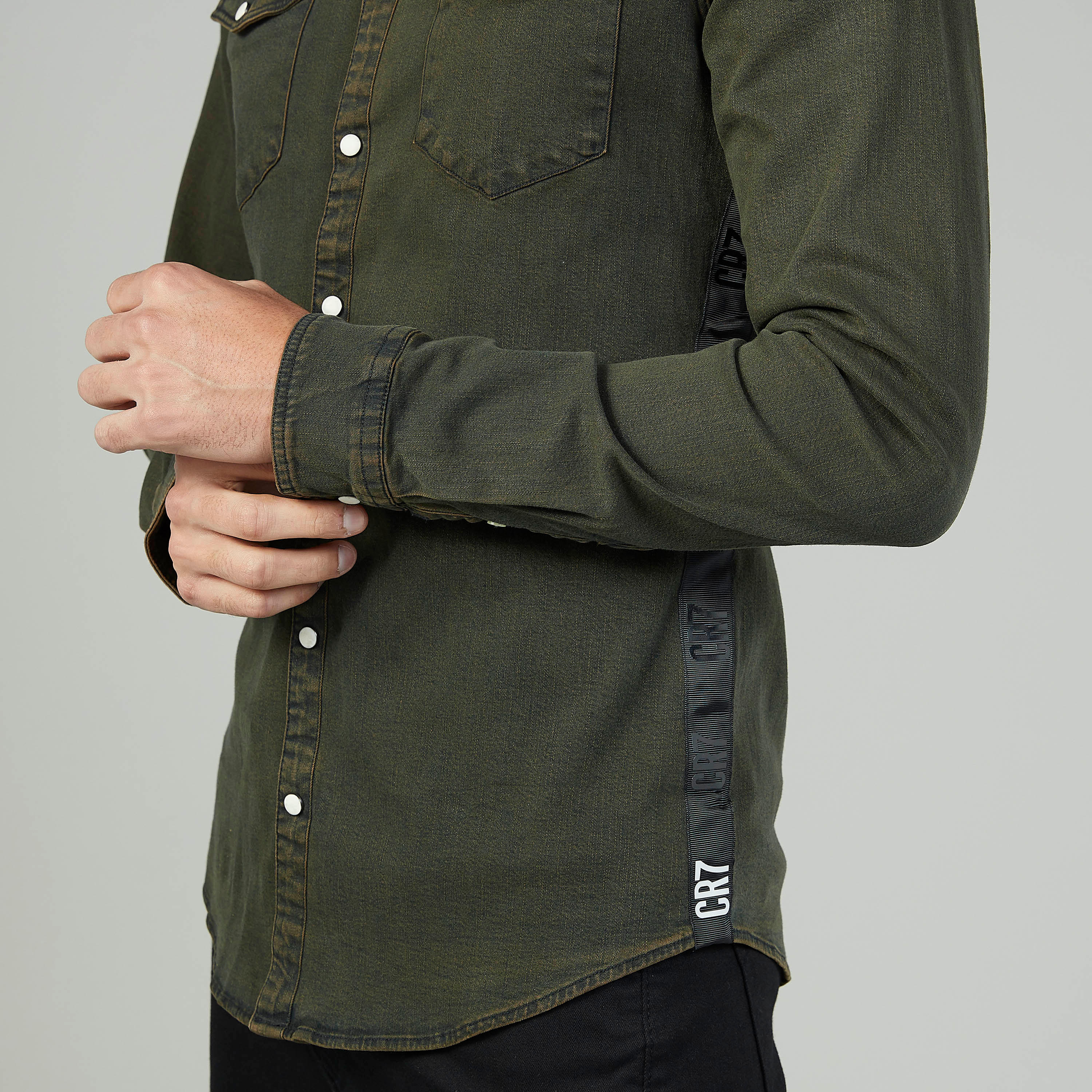 قميص سادة بطية بأزرار وتفاصيل شريطة-men-clothing-shirts-image-3