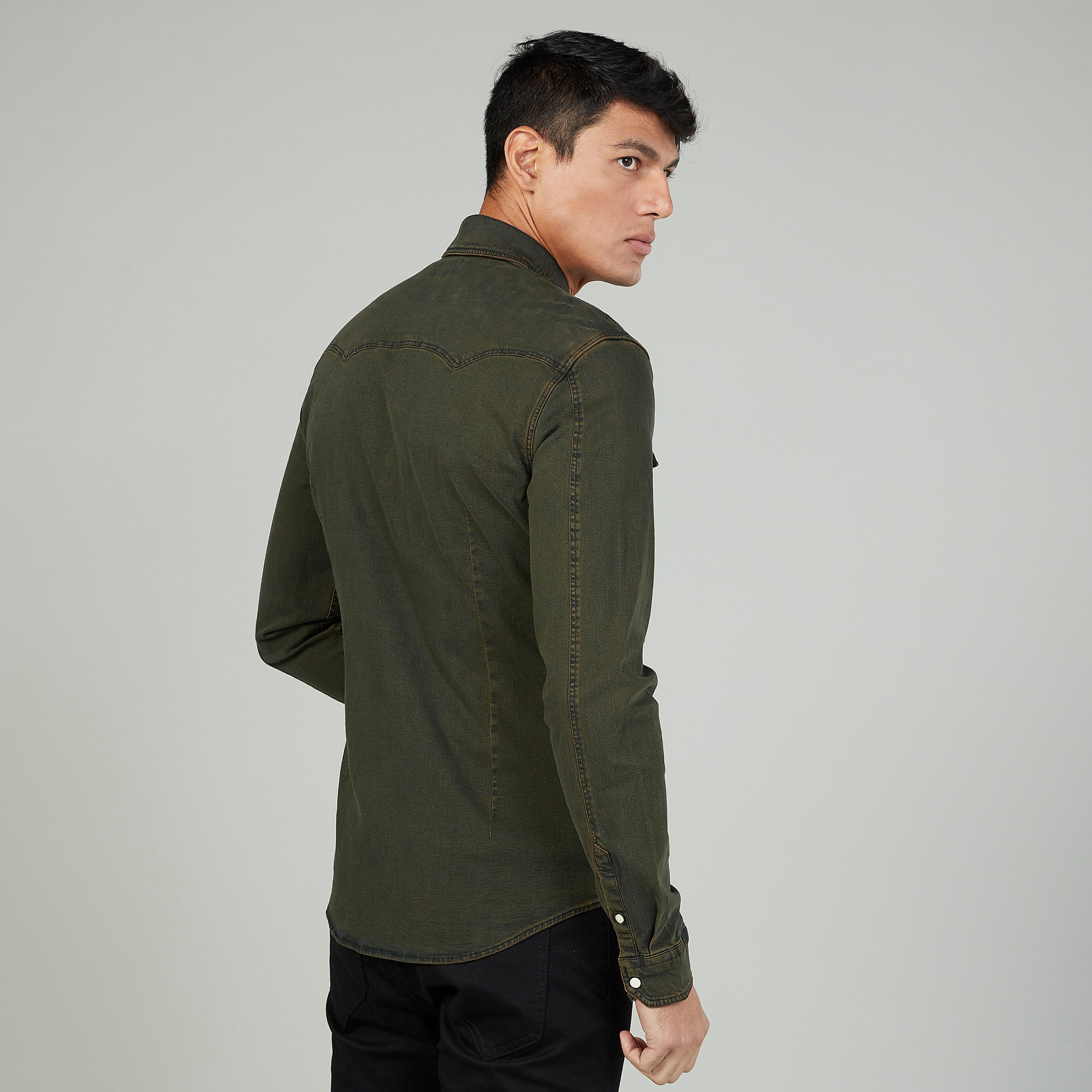 قميص سادة بطية بأزرار وتفاصيل شريطة-men-clothing-shirts-image-4