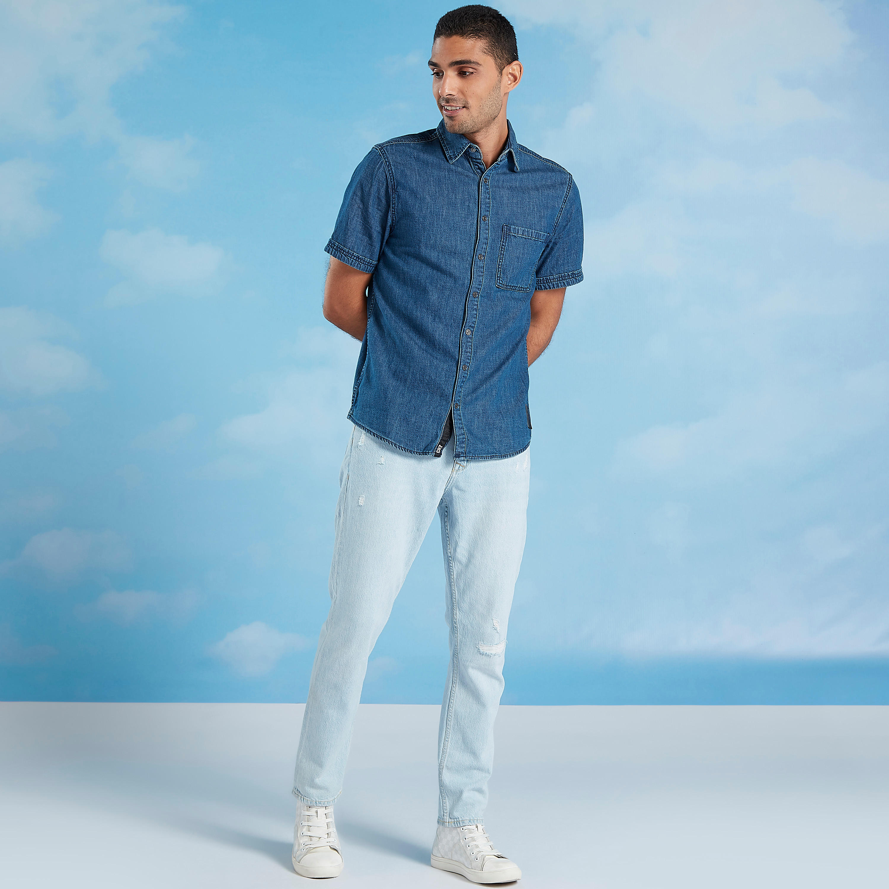 قميص دنيم بقصّة سليم وياقة عادية وأكمام قصيرة-men-clothing-shirts-image-2