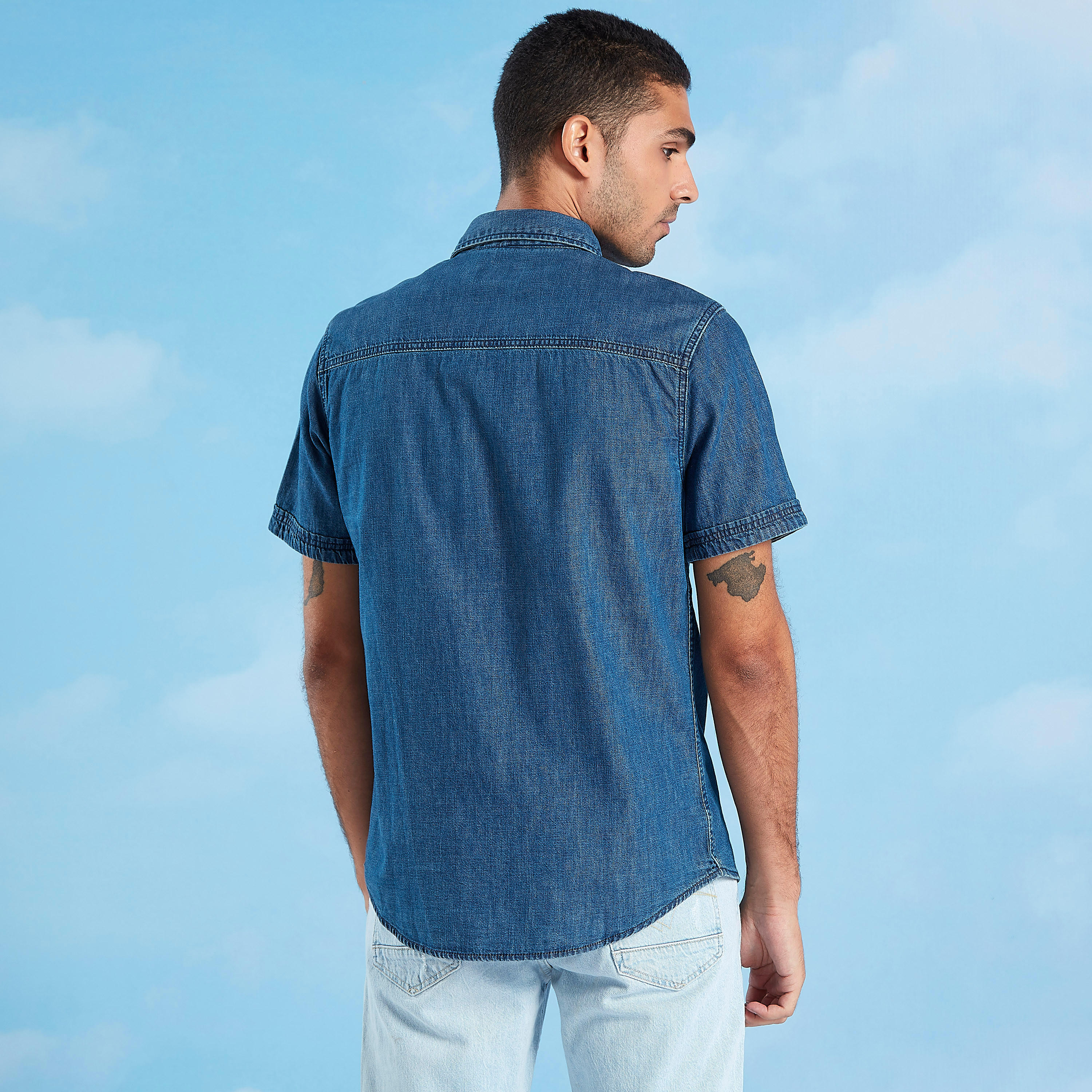 قميص دنيم بقصّة سليم وياقة عادية وأكمام قصيرة-men-clothing-shirts-image-4