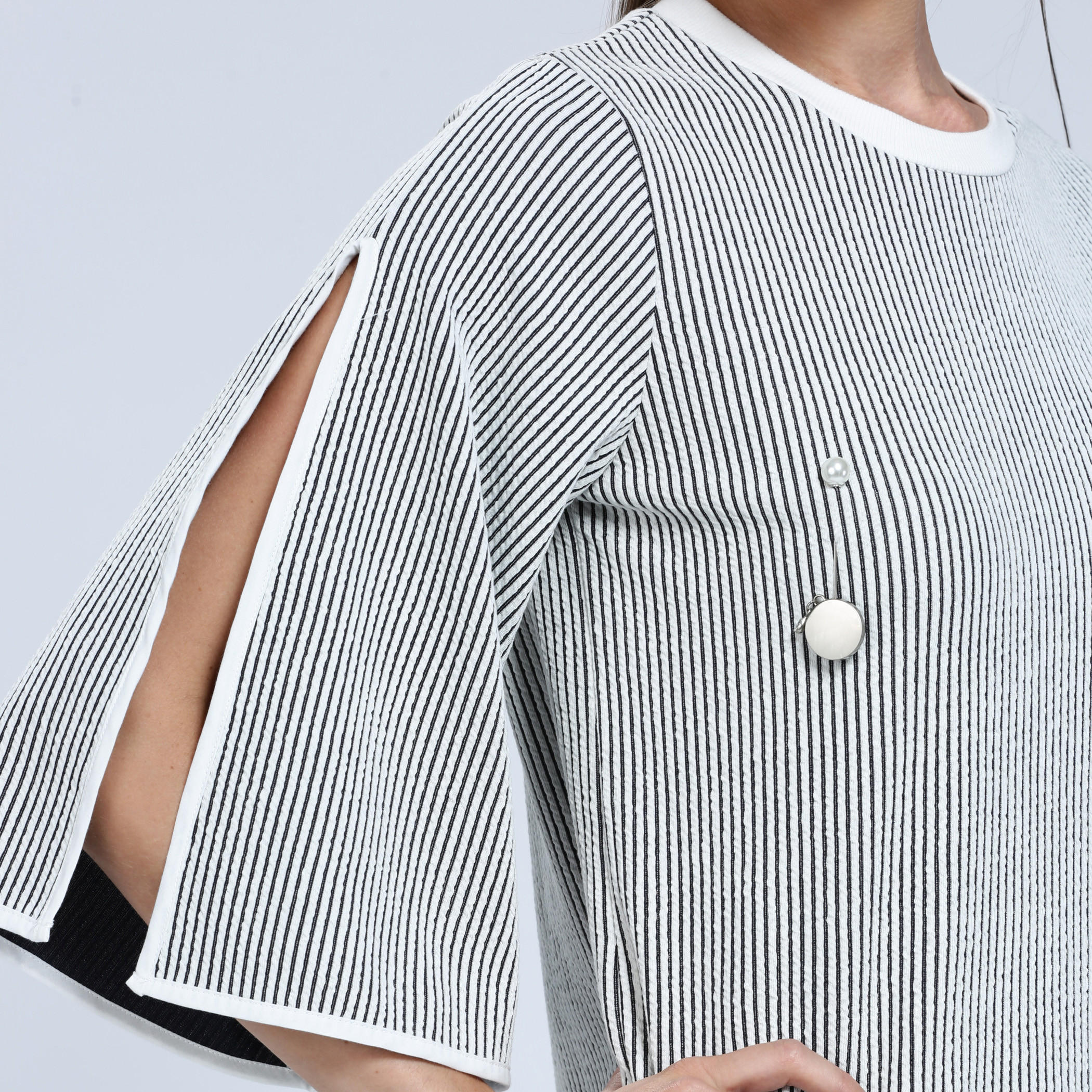 فستان ميدي مقلّم بياقة مستديرة وأكمام واسعة من آيكونيك-women-clothing-dresses-image-4