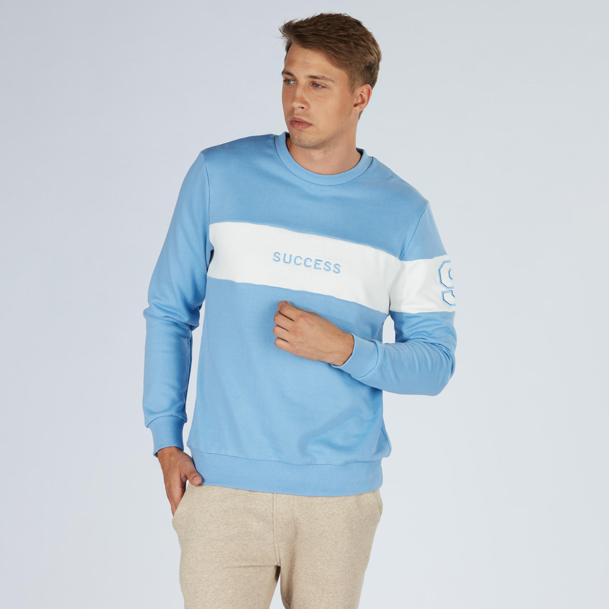 سويت شيرت مطرّز بأكمام طويلة وياقة مستديرة من آيكونيك-men-winterwear-hoodiesandsweatshirts-image-1
