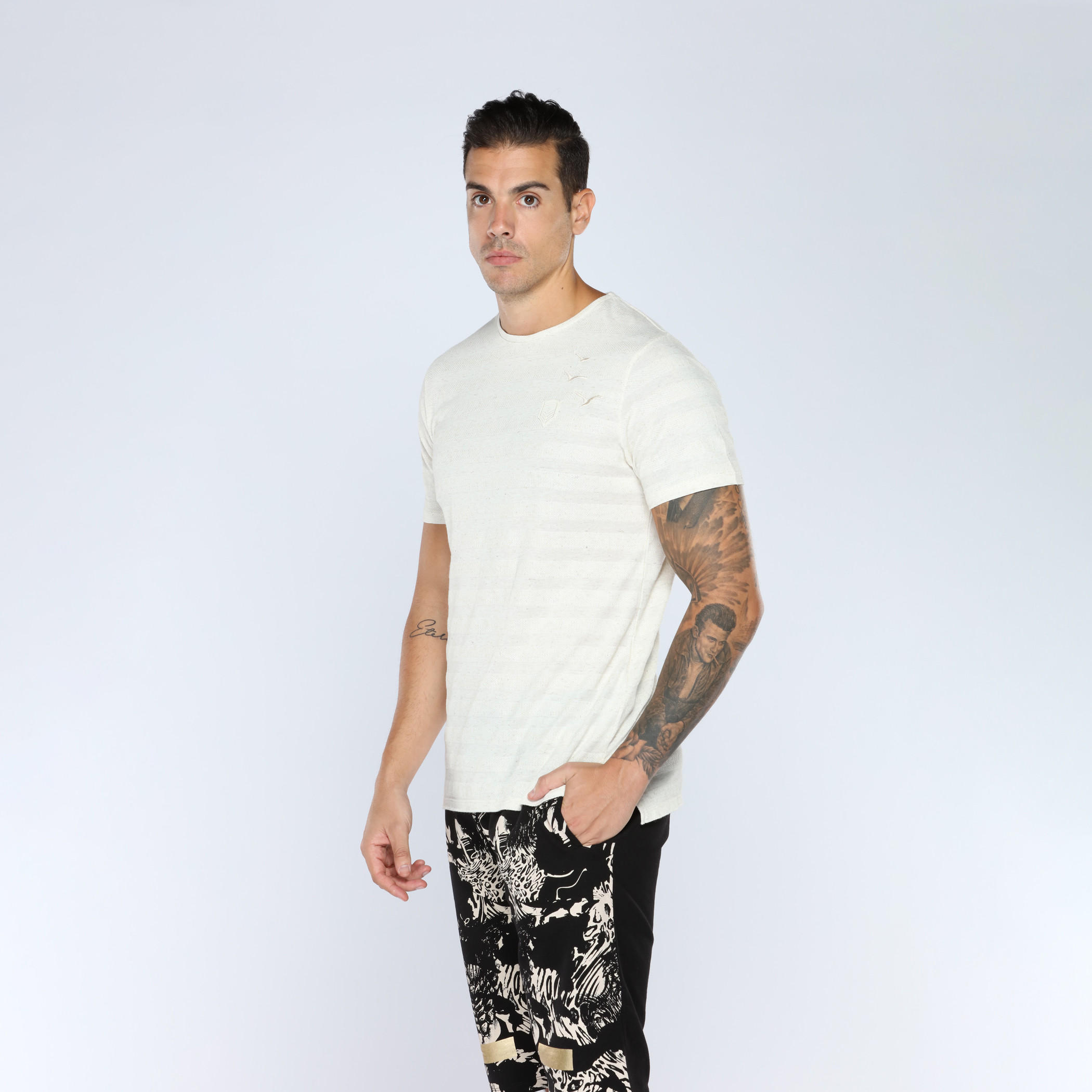 تيشيرت بارز الملمس بأكمام قصيرة وياقة مستديرة من آيكونيك-men-clothing-tshirtsandpolos-tshirts-image-3