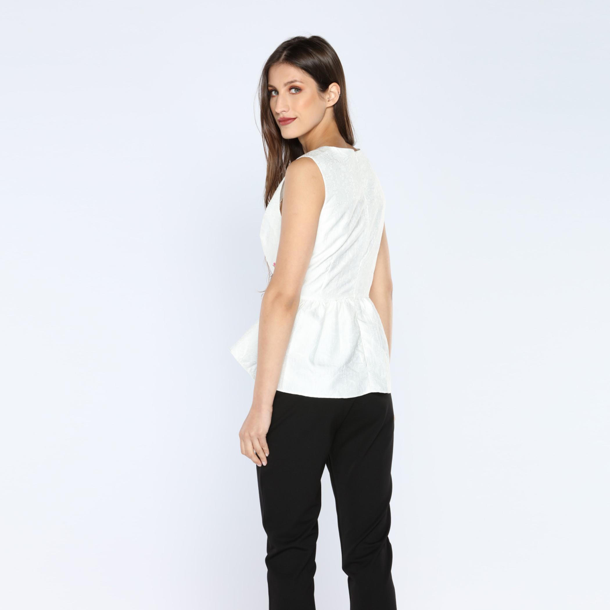 بلوزة دون أكمام بتطريز زهري من آيكونيك-women-clothing-tshirts-image-2