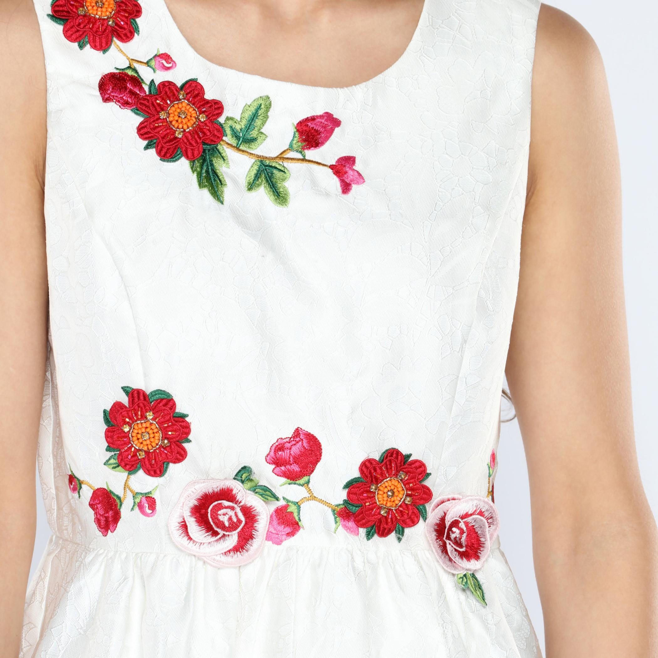 بلوزة دون أكمام بتطريز زهري من آيكونيك-women-clothing-tshirts-image-4