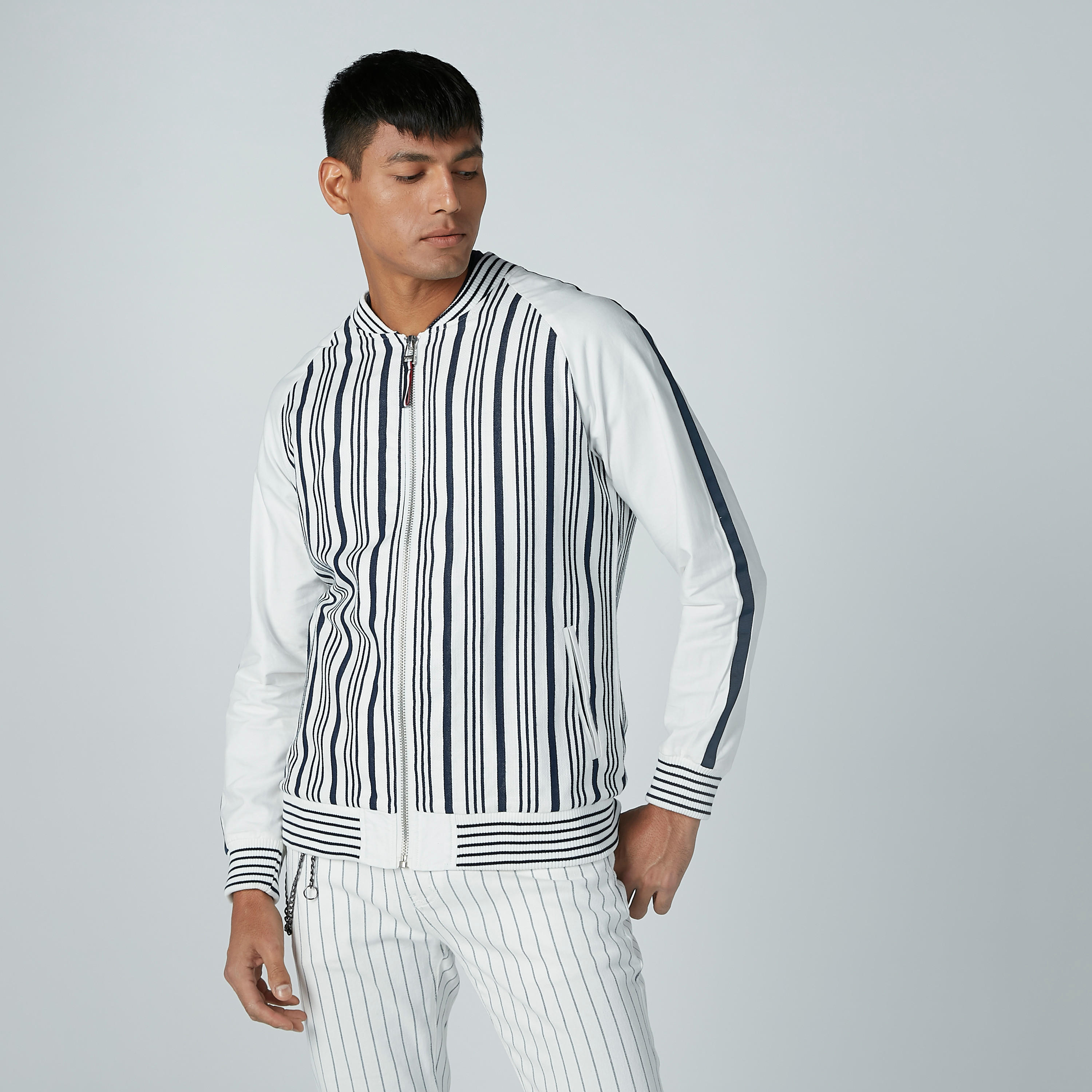 جاكيت بومبر مقلّم بأكمام طويلة من آيكونيك-men-clothing-jacketsandblazers-jackets-image-1