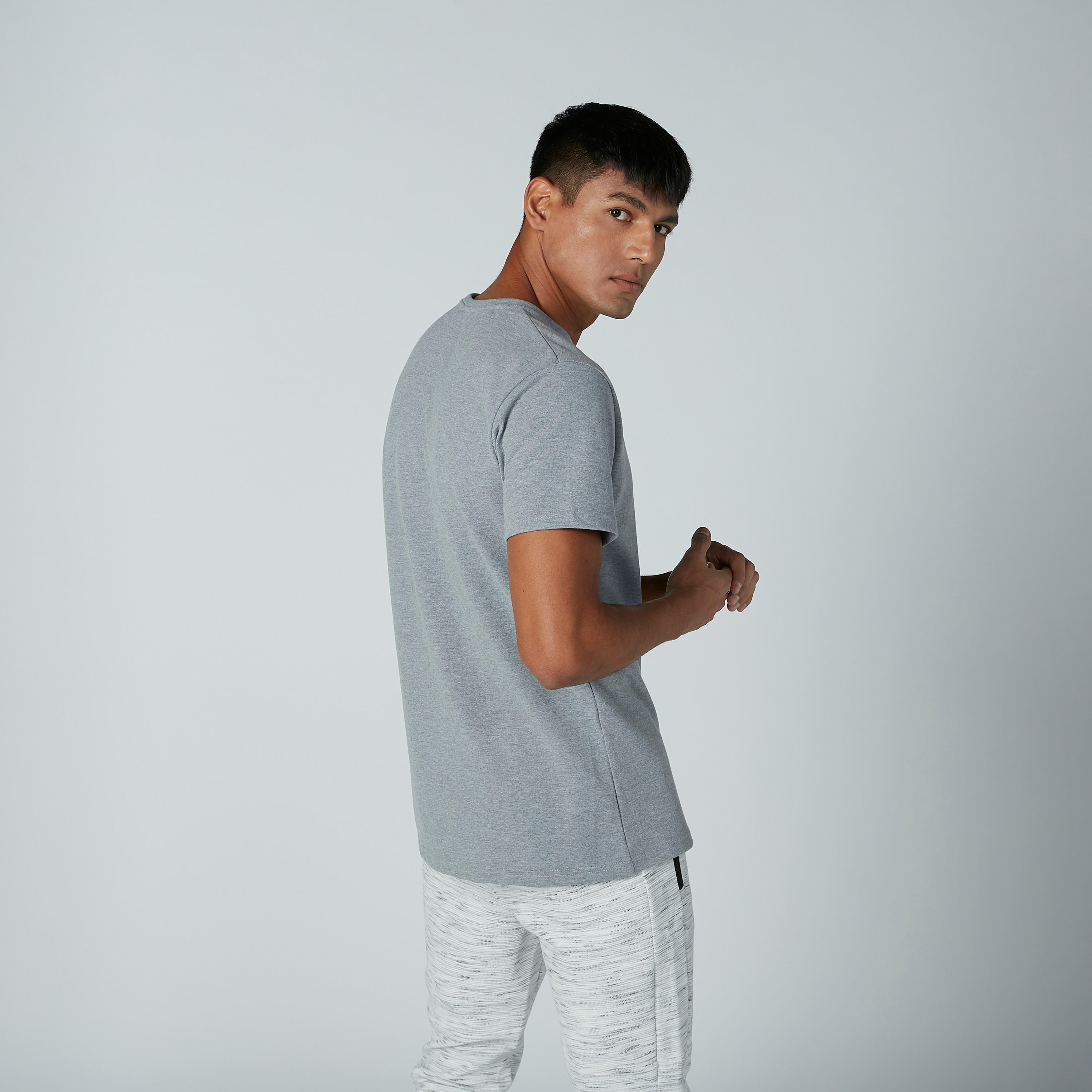 تيشيرت بياقة مستديرة وأكمام قصيرة وطبعات من آيكونيك-men-clothing-tshirtsandpolos-tshirts-image-3