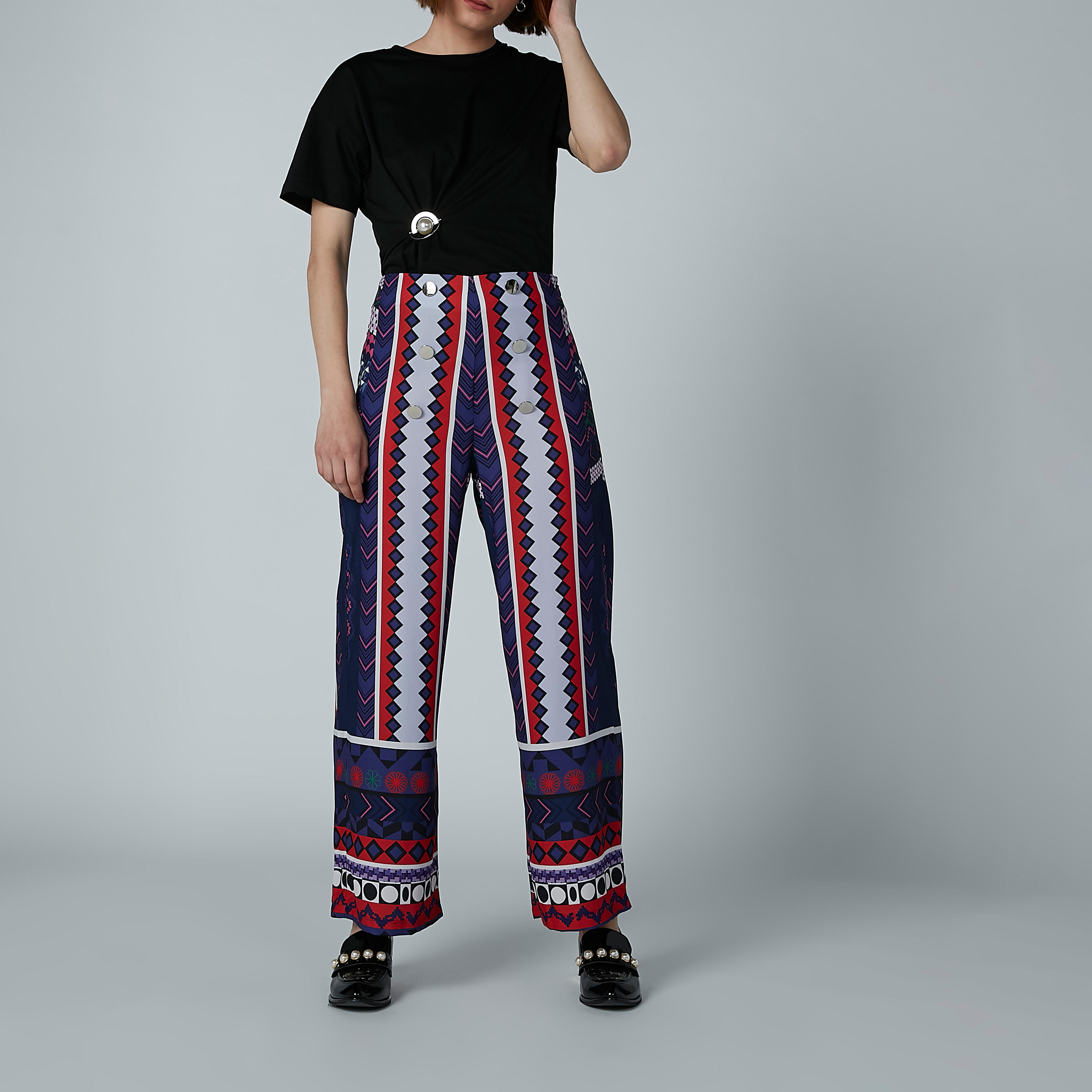 بنطال بالازو بتفاصيل ميتاليك وطبعات من آيكونيك-women-clothing-bottoms-trousers-image-2