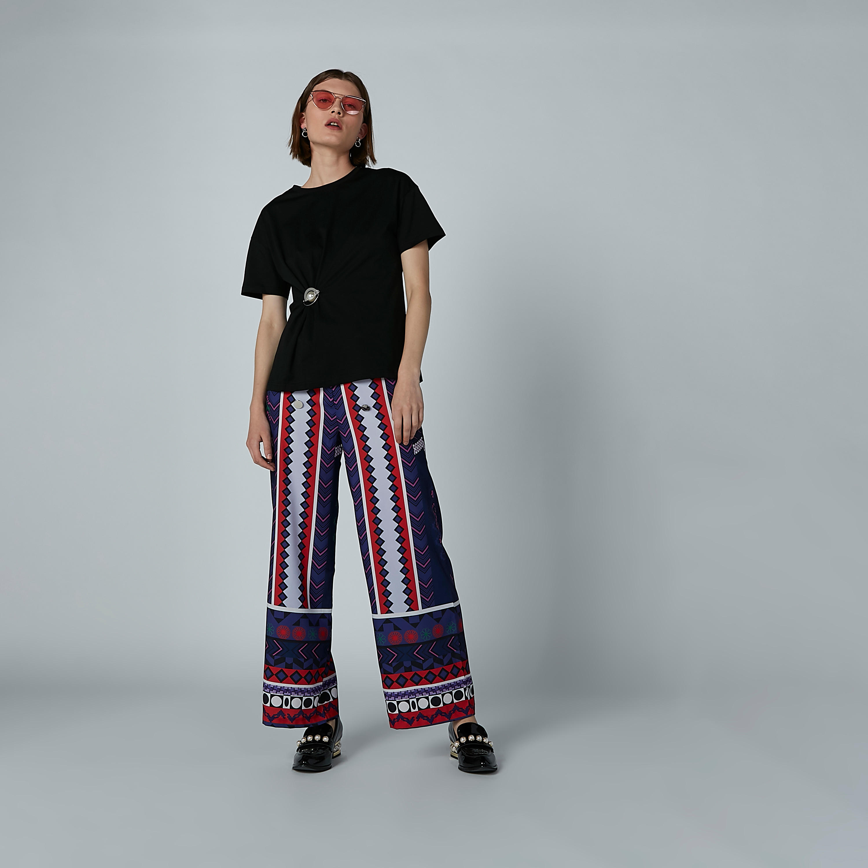 بنطال بالازو بتفاصيل ميتاليك وطبعات من آيكونيك-women-clothing-bottoms-trousers-image-1