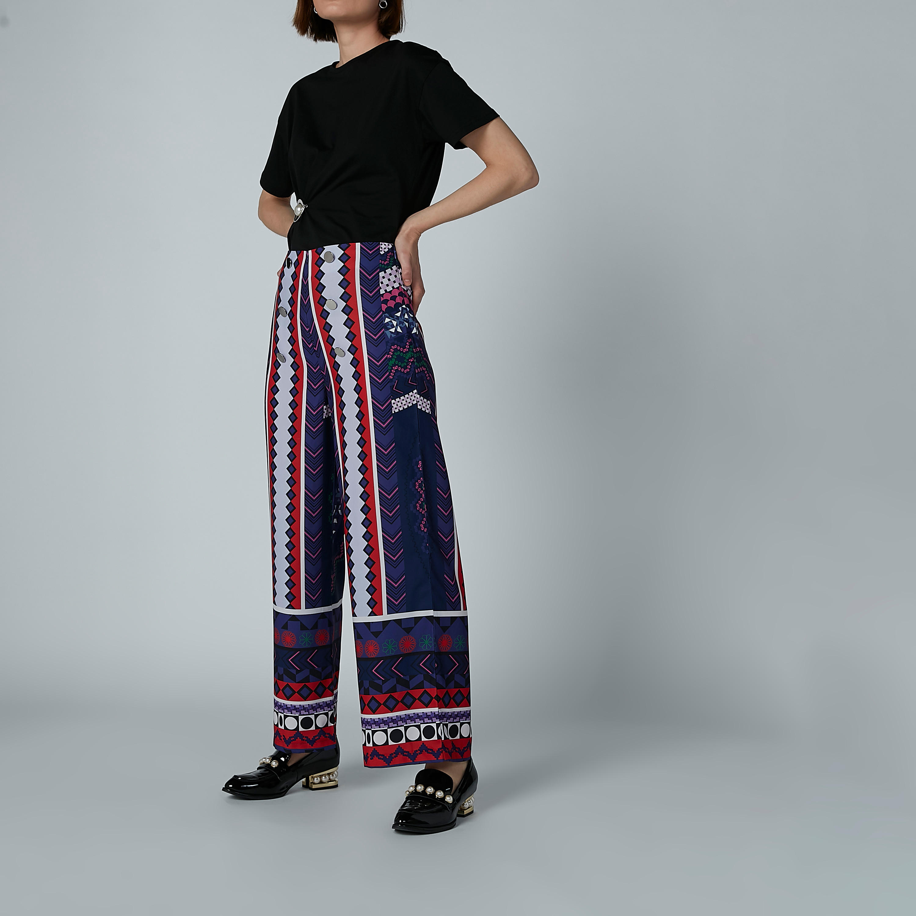 بنطال بالازو بتفاصيل ميتاليك وطبعات من آيكونيك-women-clothing-bottoms-trousers-image-4
