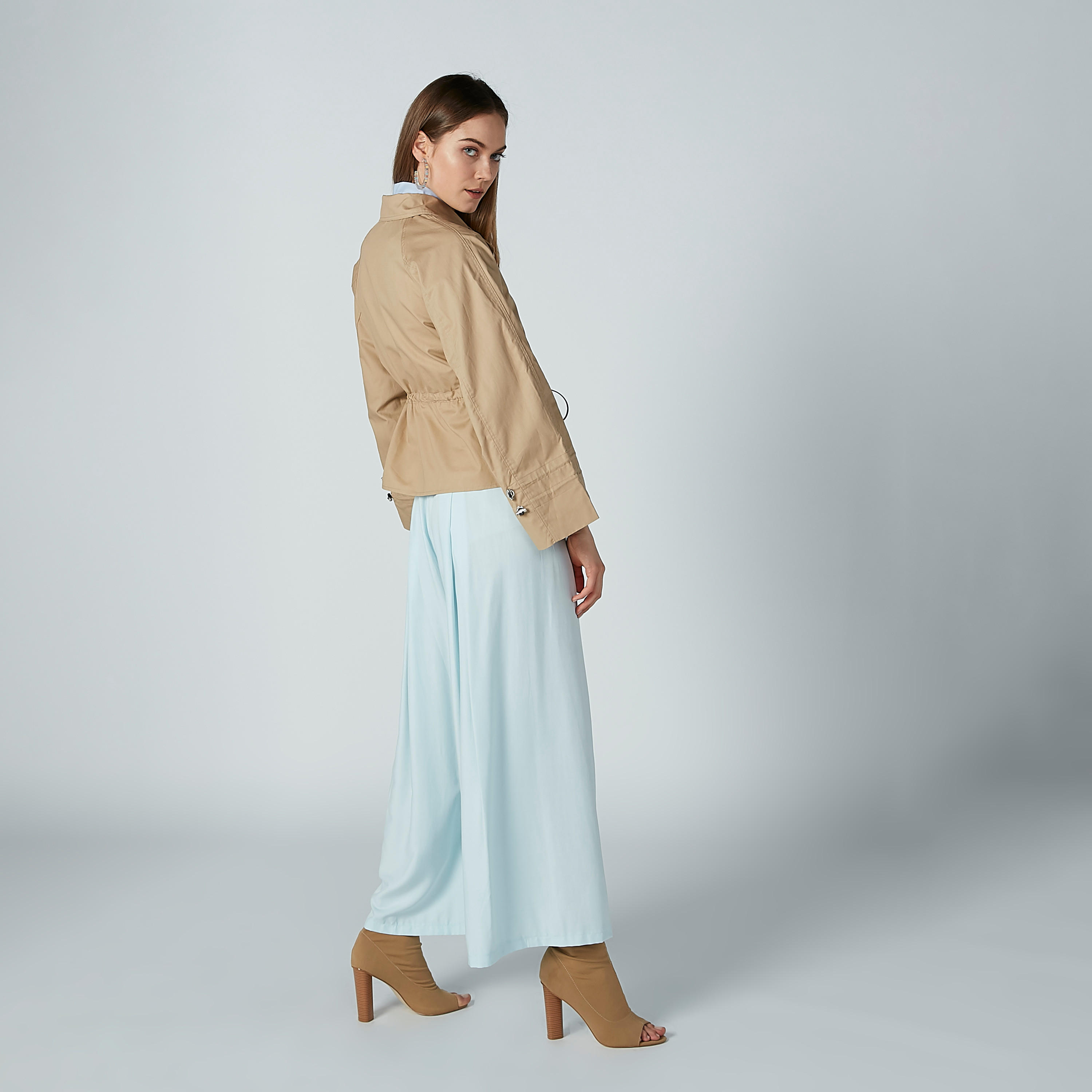 معطف سادة بأكمام واسعة وزر إغلاق من آيكونيك-women-clothing-coatsandjackets-coats-image-3