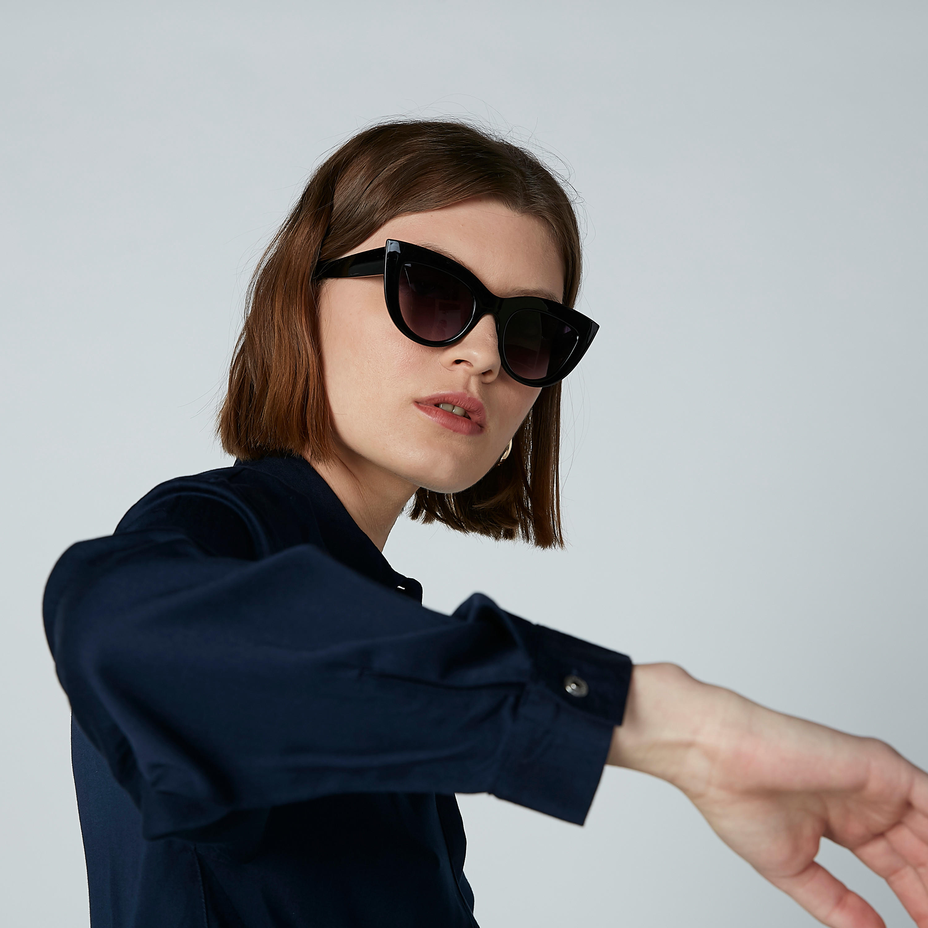 قميص بأزرار غير مرئية ورباط من آيكونيك-women-clothing-shirtsandblouses-blouses-image-2