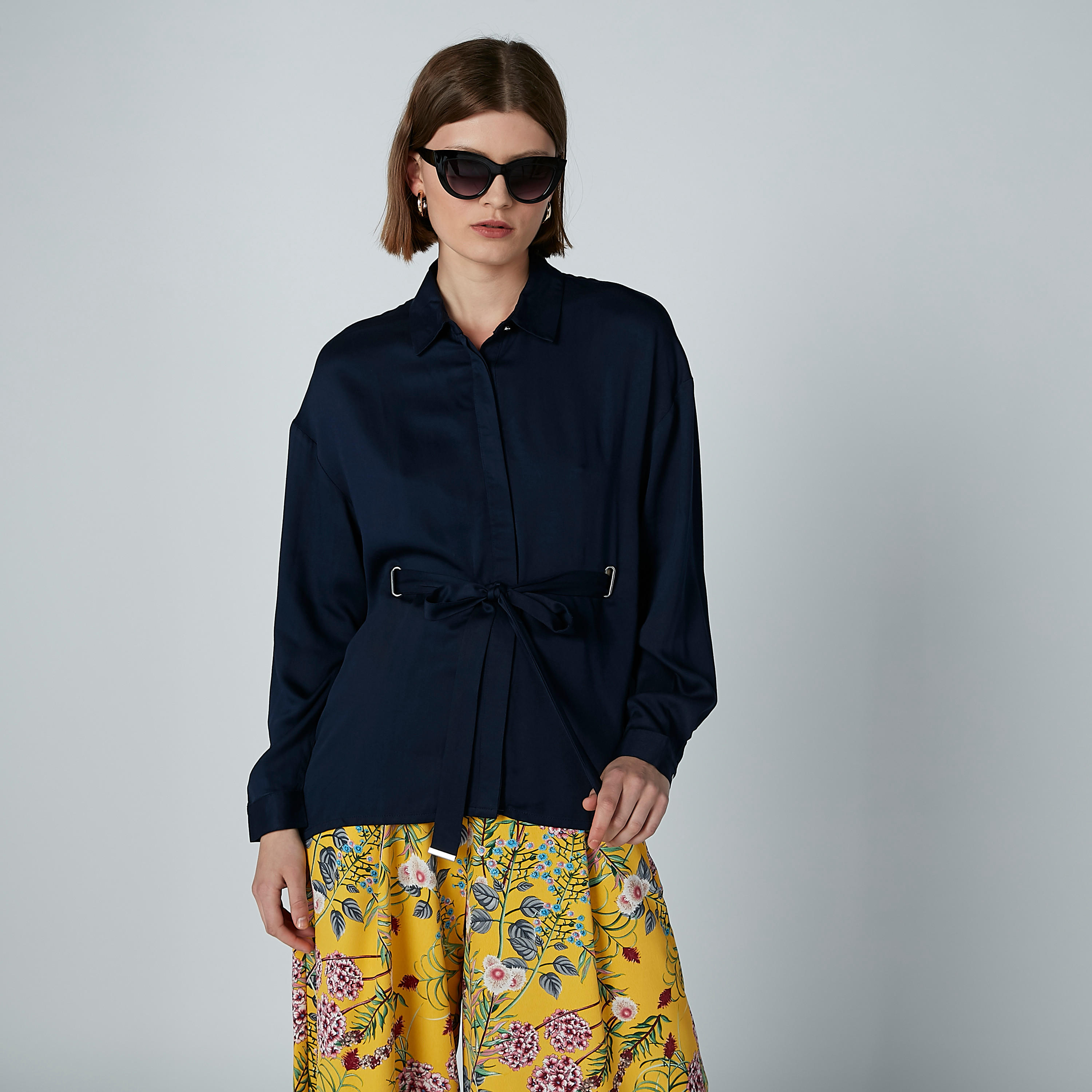 قميص بأزرار غير مرئية ورباط من آيكونيك-women-clothing-shirtsandblouses-blouses-image-3