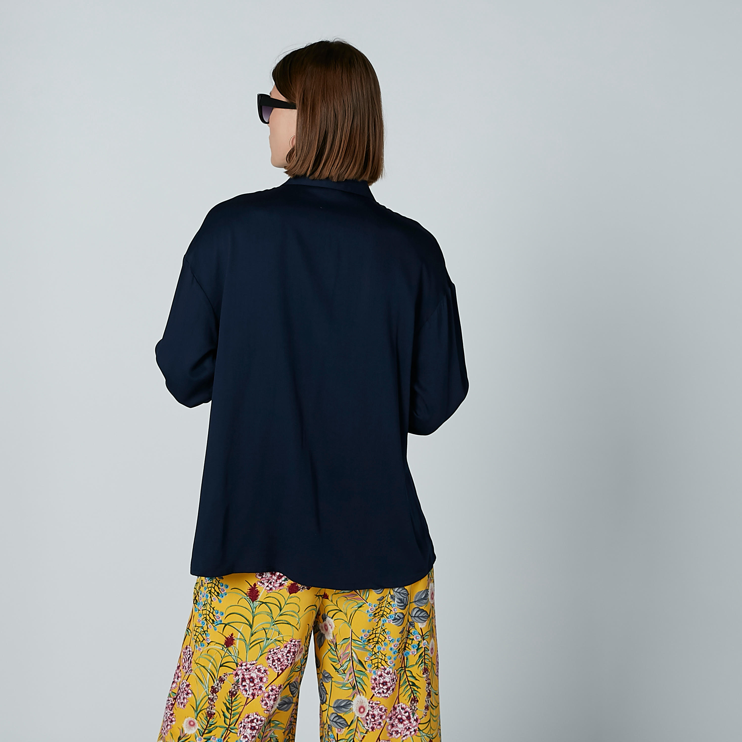 قميص بأزرار غير مرئية ورباط من آيكونيك-women-clothing-shirtsandblouses-blouses-image-4