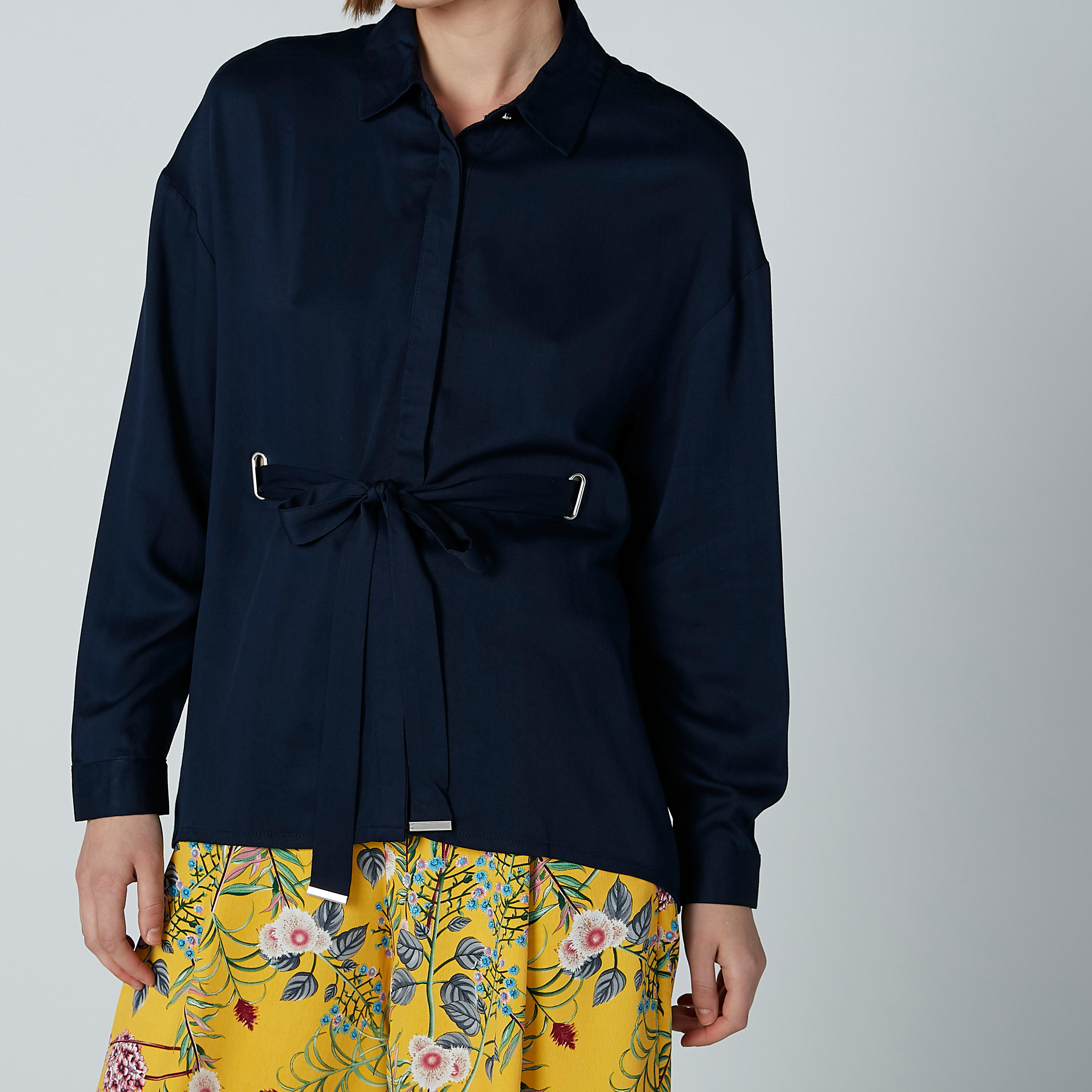 قميص بأزرار غير مرئية ورباط من آيكونيك-women-clothing-shirtsandblouses-blouses-image-5