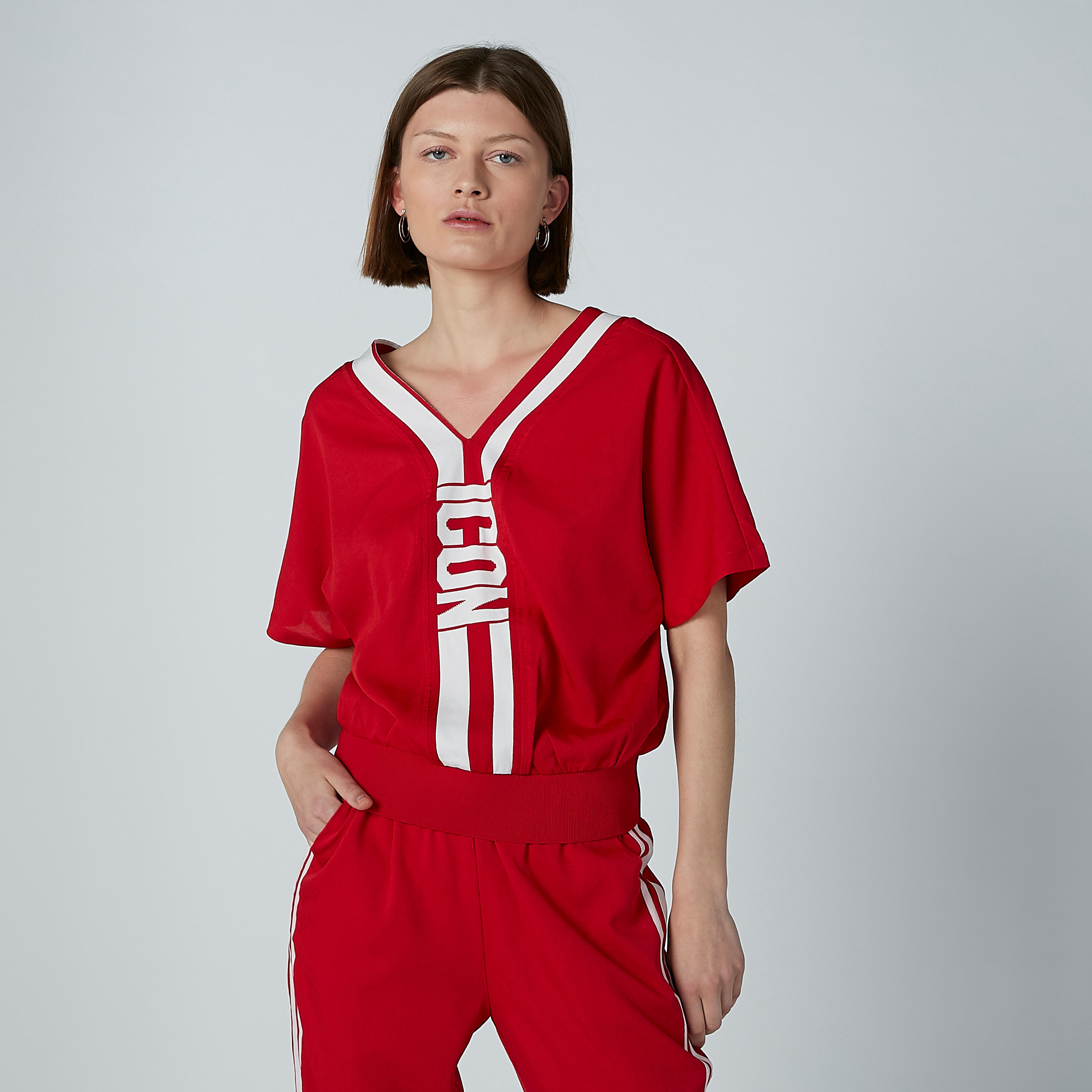 تيشيرت بياقة V وأكمام متصلة وطبعات من آيكونيك-women-clothing-tshirts-image-2
