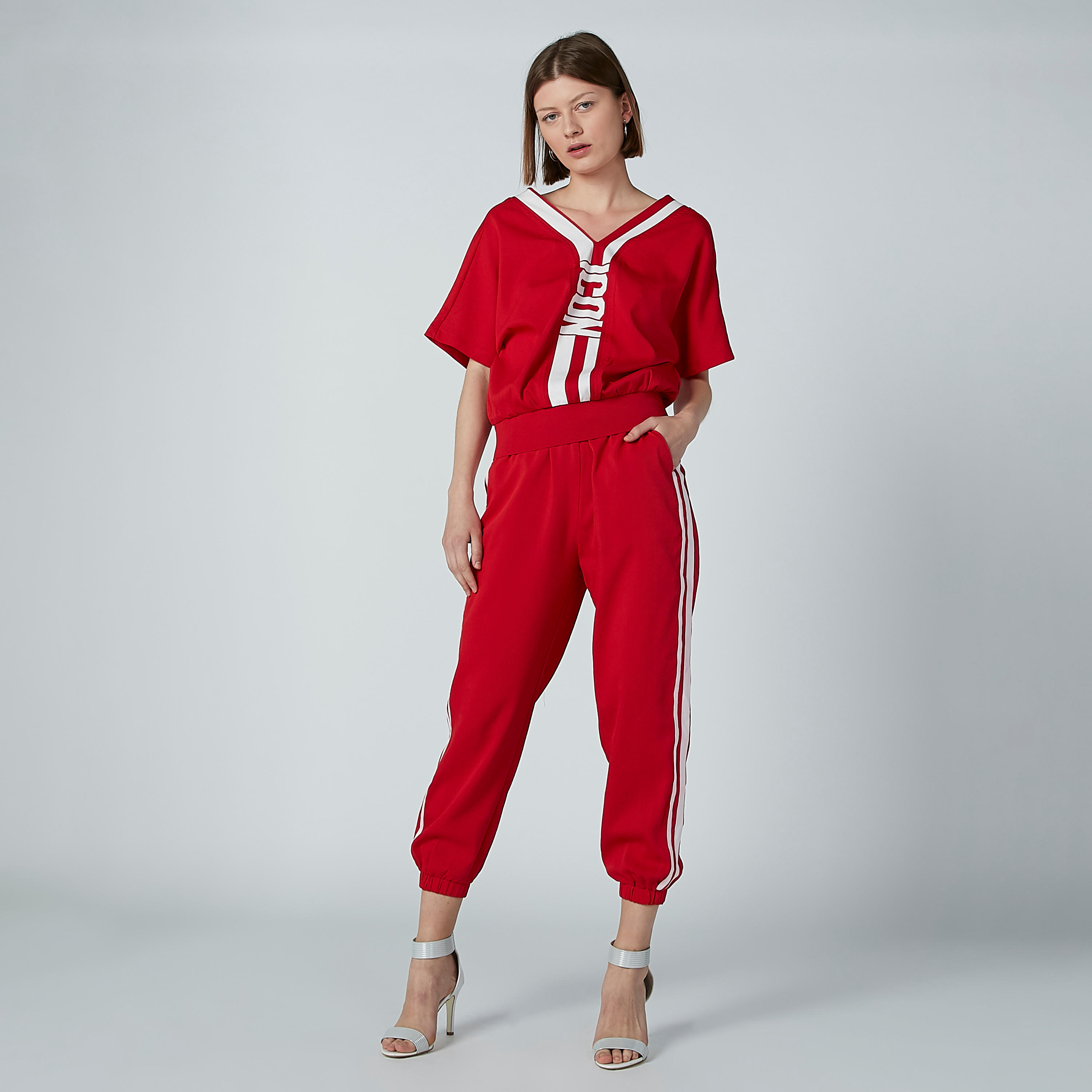 تيشيرت بياقة V وأكمام متصلة وطبعات من آيكونيك-women-clothing-tshirts-image-4