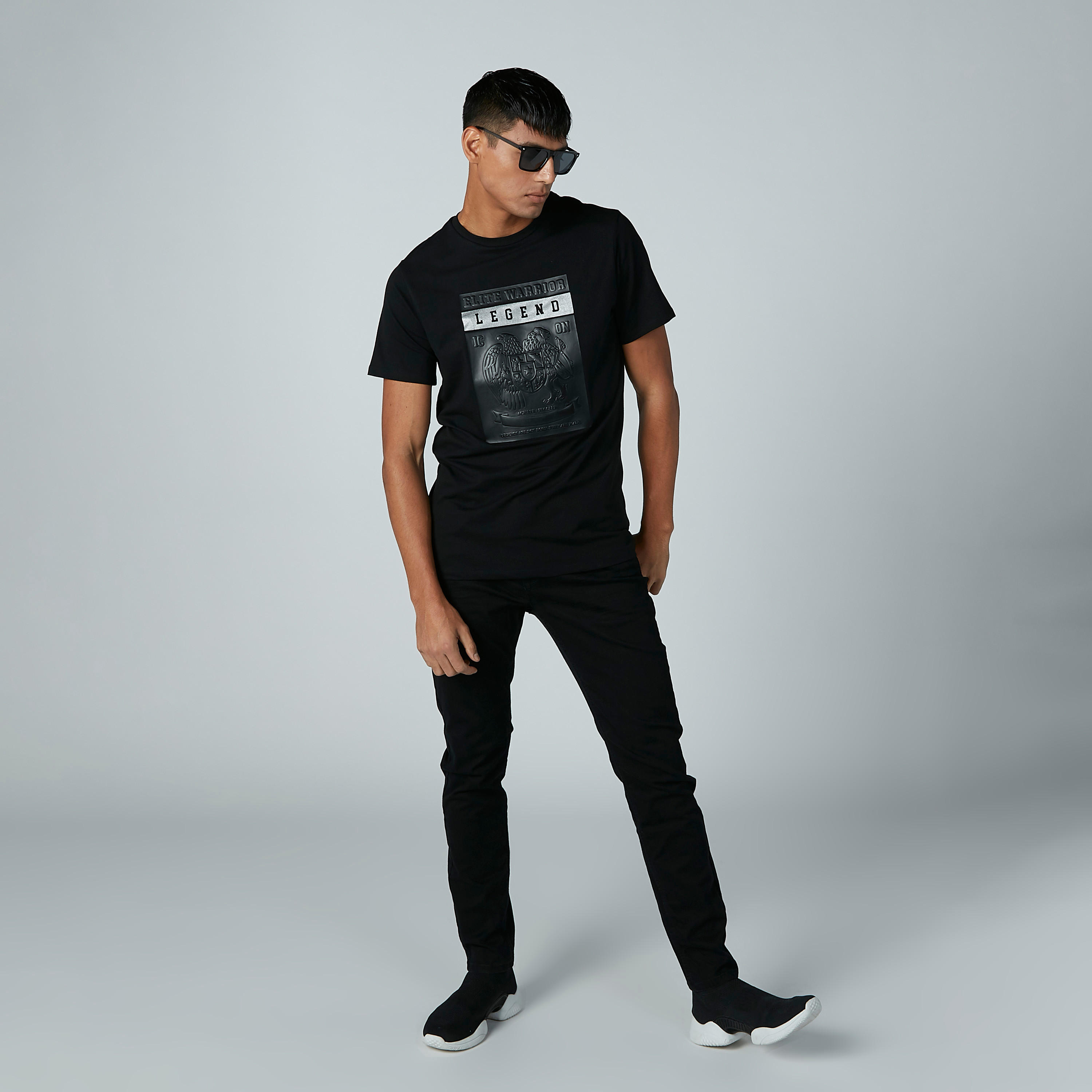 تيشيرت بياقة مستديرة وأكمام قصيرة وطبعات من آيكونيك-men-clothing-tshirtsandpolos-tshirts-image-2