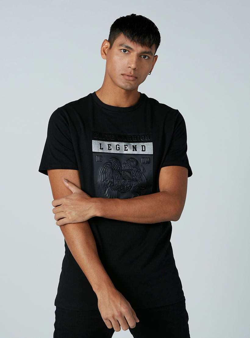 تيشيرت بياقة مستديرة وأكمام قصيرة وطبعات من آيكونيك-men-clothing-tshirtsandpolos-tshirts-image-1