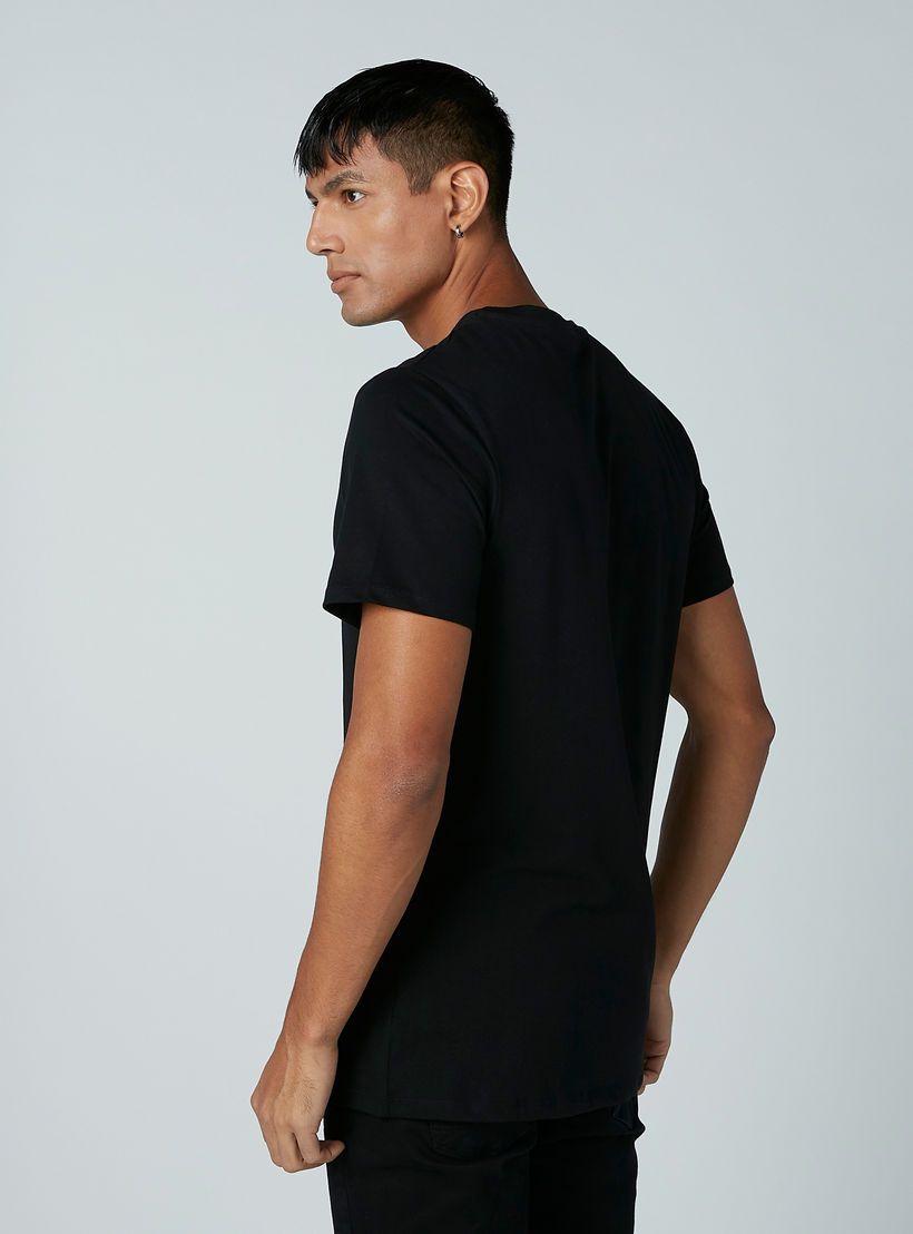 تيشيرت بياقة مستديرة وأكمام قصيرة وطبعات من آيكونيك-men-clothing-tshirtsandpolos-tshirts-image-4