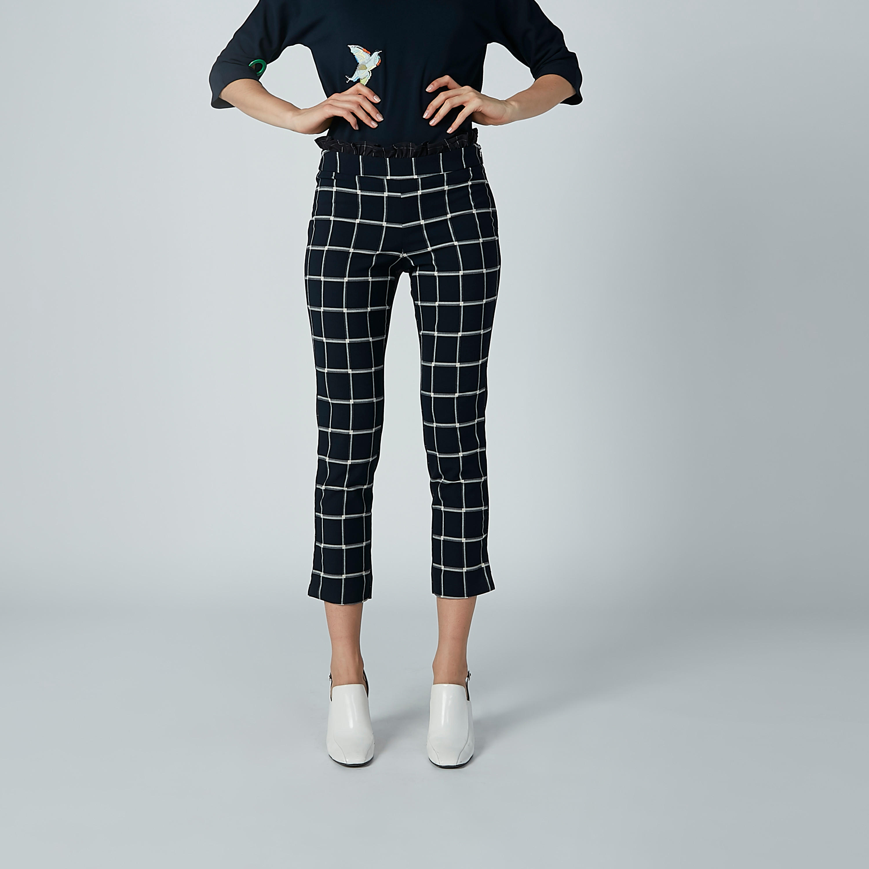 بنطال كاروهات قصير بتفاصيل كشكش من آيكونيك-women-clothing-bottoms-trousers-image-1