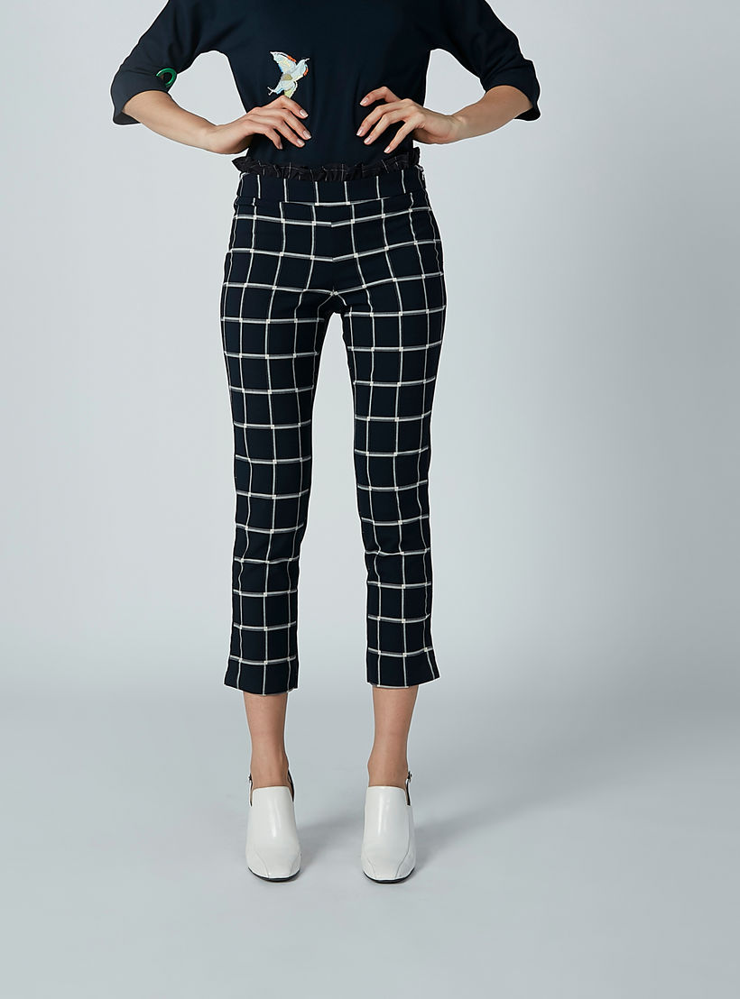 بنطال كاروهات قصير بتفاصيل كشكش من آيكونيك-women-clothing-bottoms-trousers-image-1