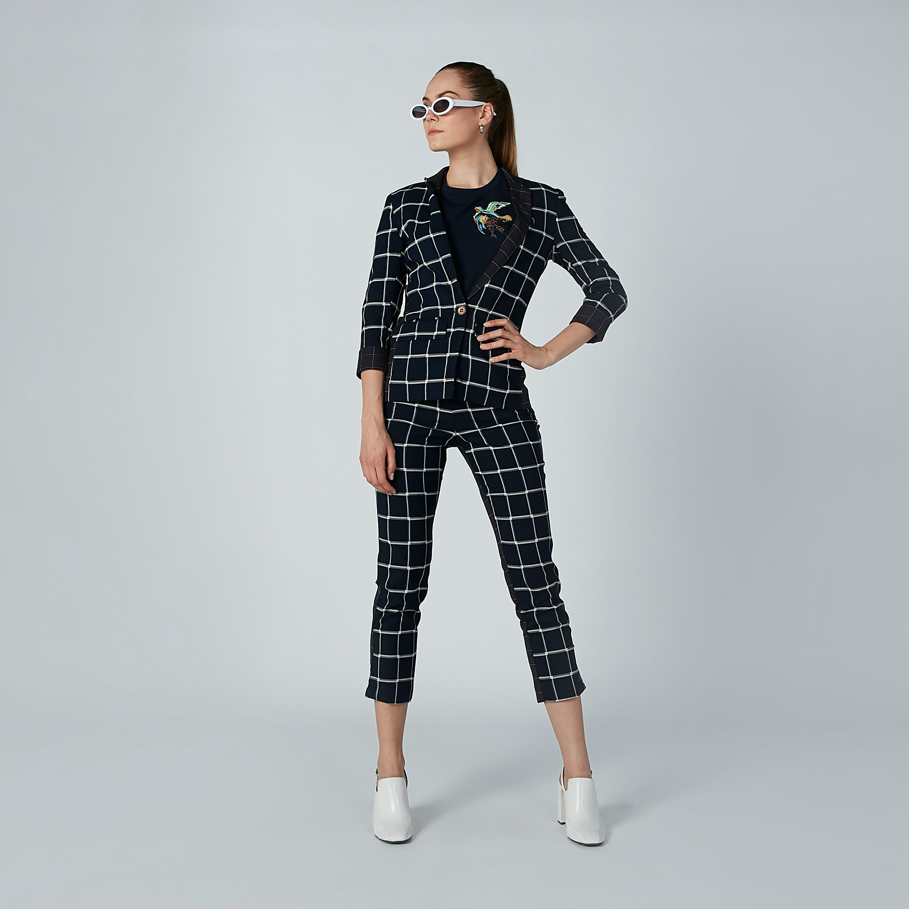 بنطال كاروهات قصير بتفاصيل كشكش من آيكونيك-women-clothing-bottoms-trousers-image-2