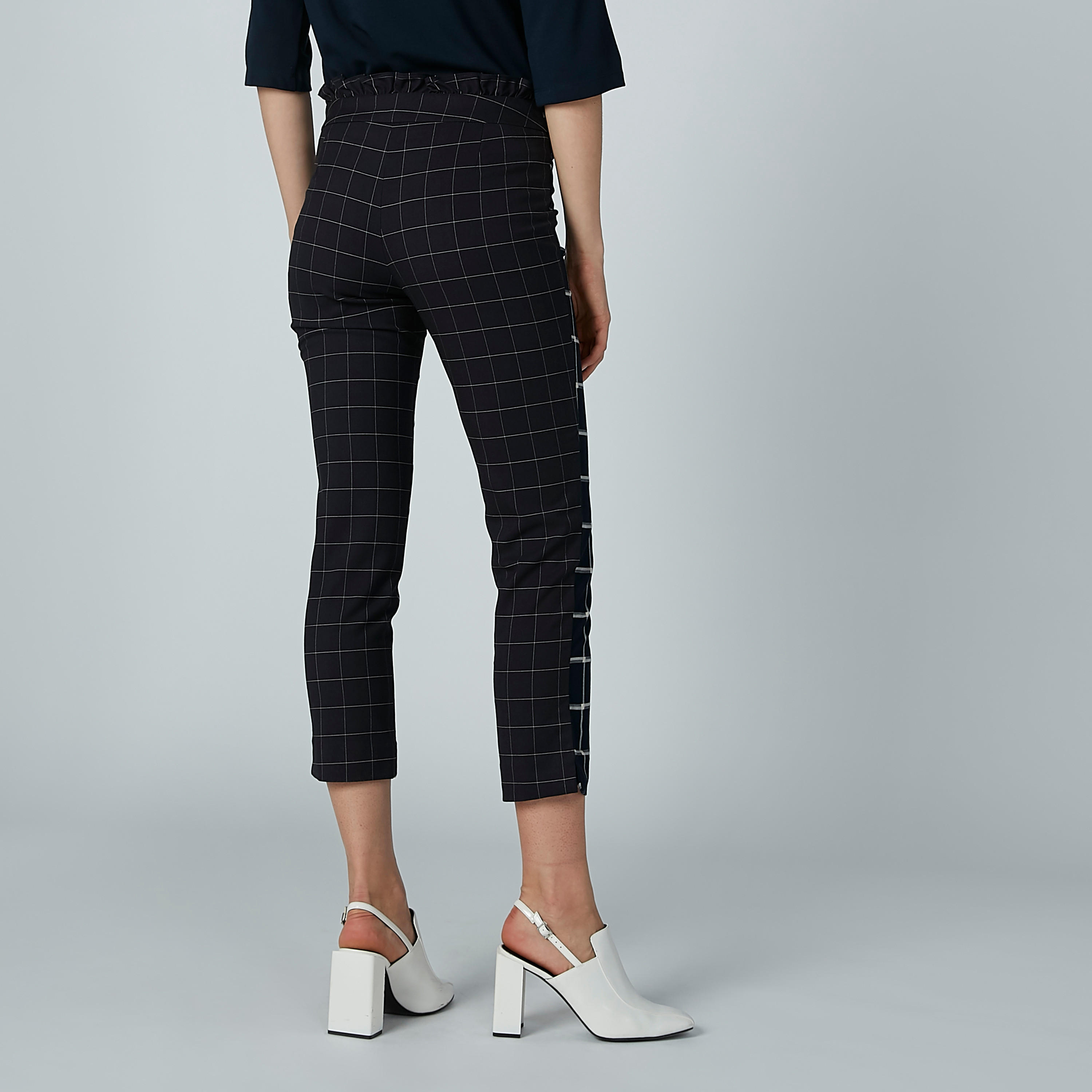بنطال كاروهات قصير بتفاصيل كشكش من آيكونيك-women-clothing-bottoms-trousers-image-4