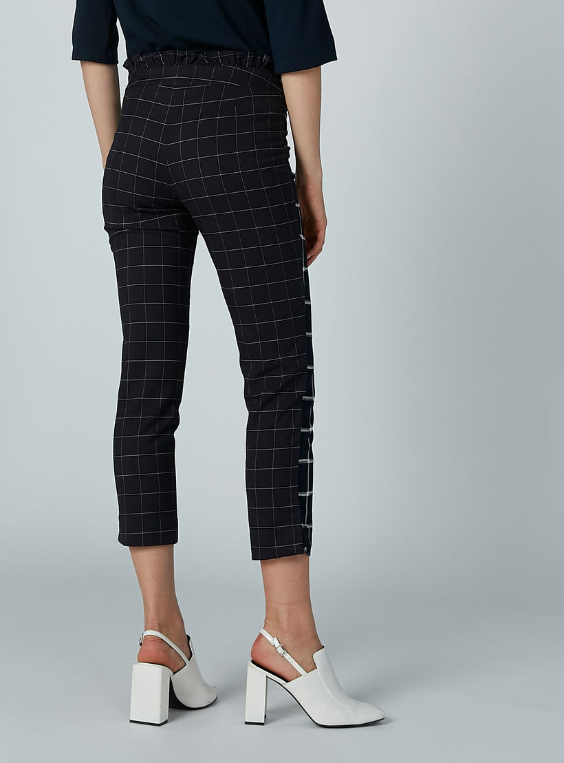 بنطال كاروهات قصير بتفاصيل كشكش من آيكونيك-women-clothing-bottoms-trousers-image-4