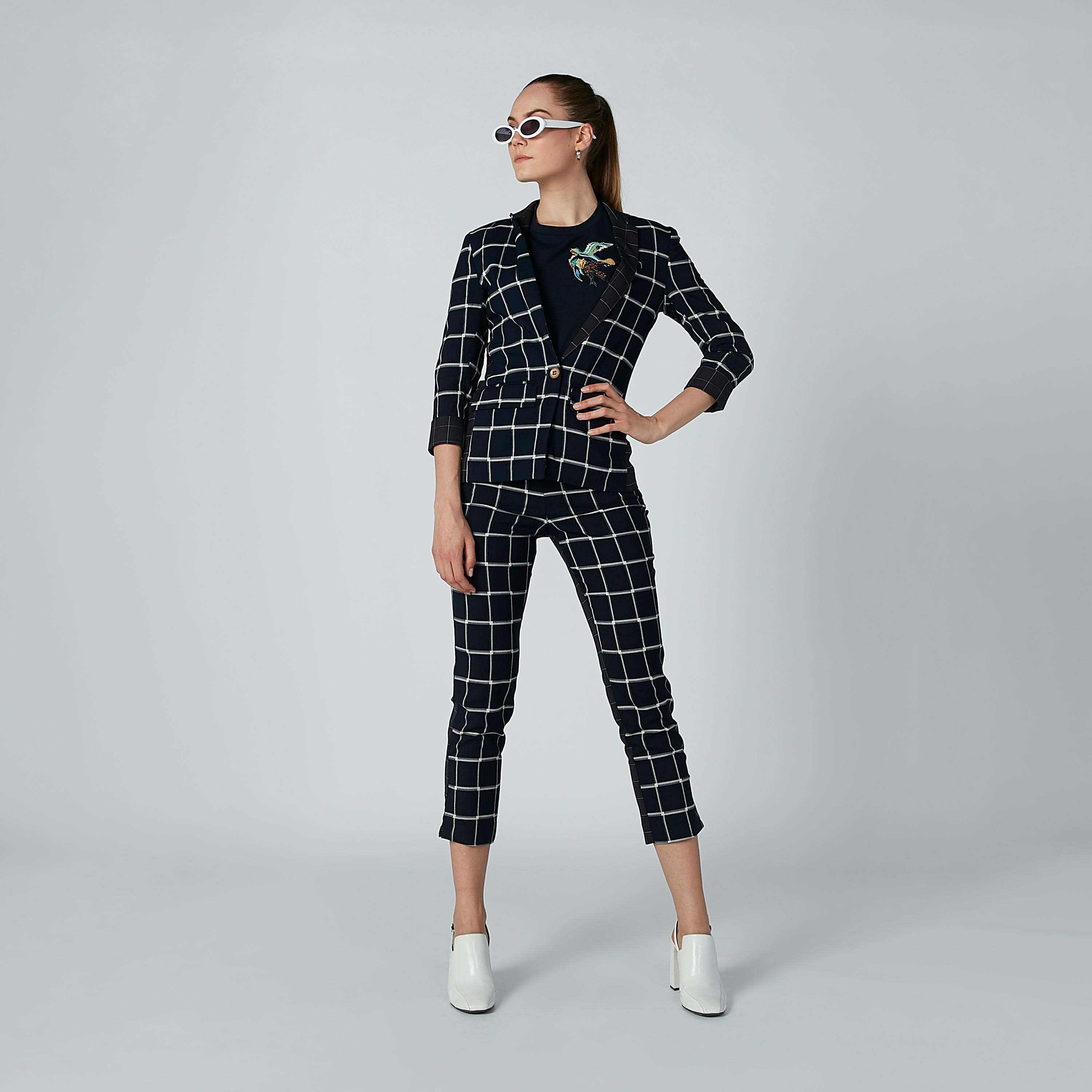 بنطال كاروهات قصير بتفاصيل كشكش من آيكونيك-women-clothing-bottoms-trousers-image-5