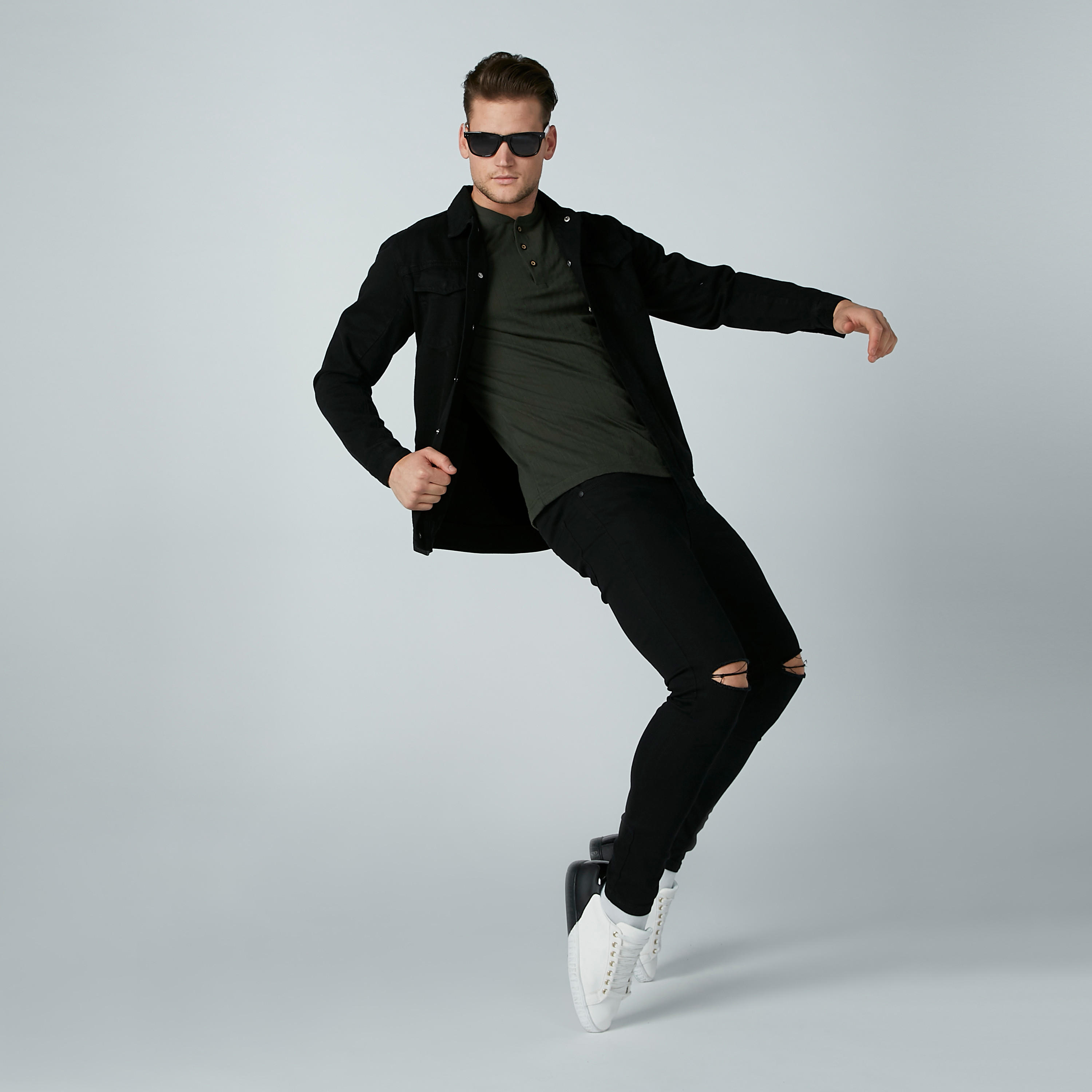 تيشيرت بأكمام قصيرة وياقة هينلي من آيكونيك-men-clothing-tshirtsandpolos-tshirts-image-1
